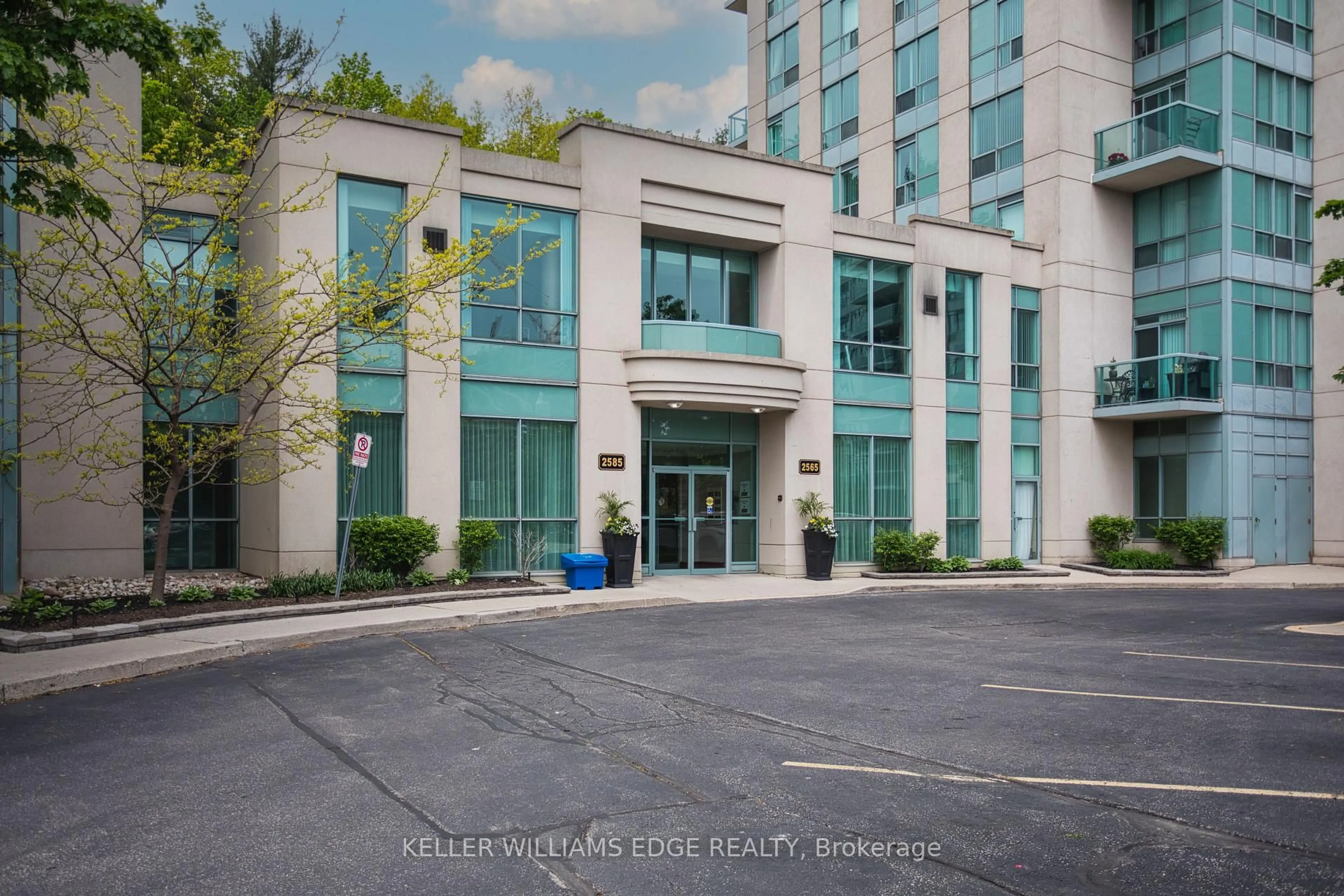 Indoor foyer for 2585 Erin Centre Blvd #802, Mississauga Ontario L5M 6Z7