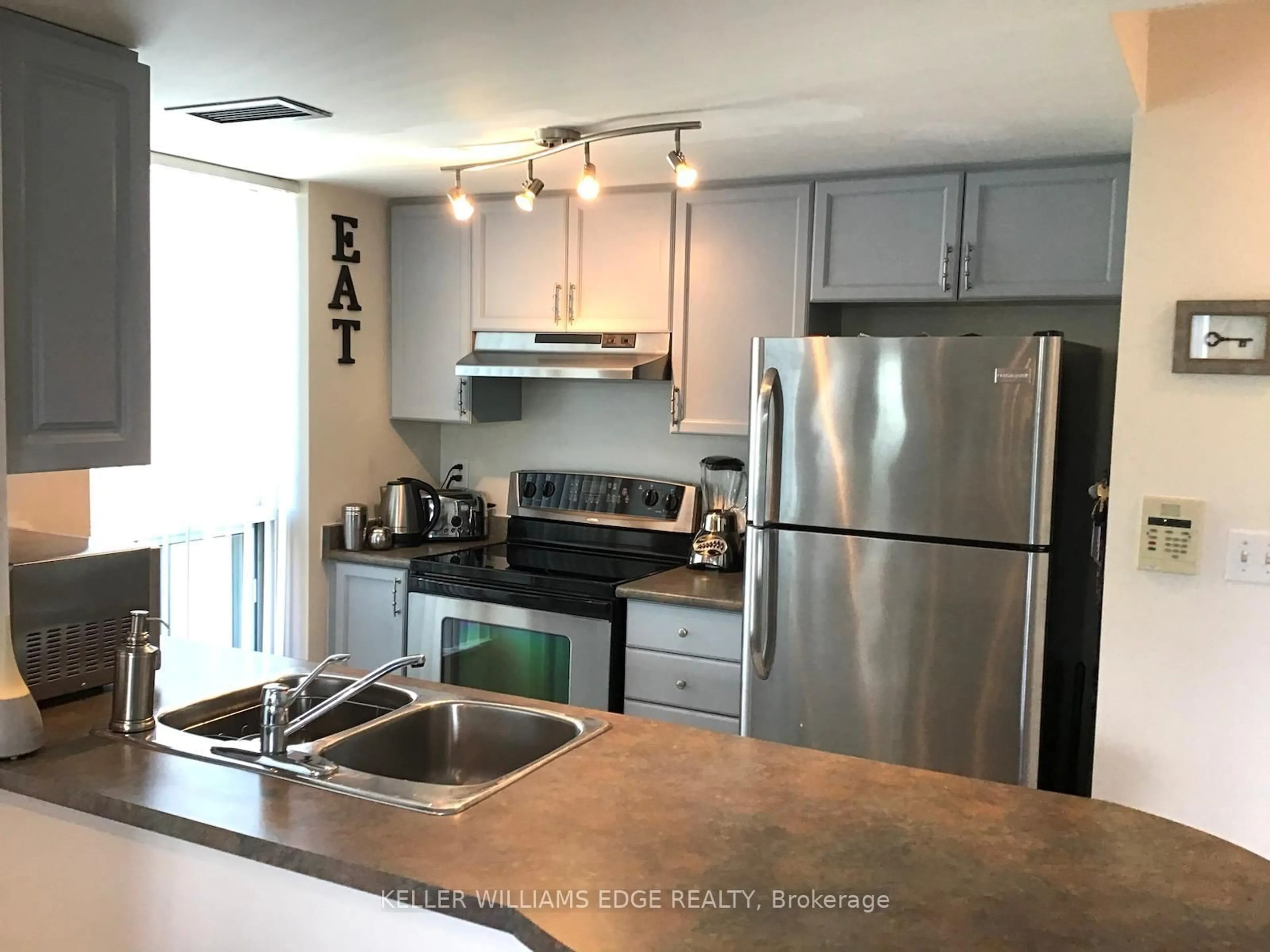 Standard kitchen, unknown for 2585 Erin Centre Blvd #802, Mississauga Ontario L5M 6Z7