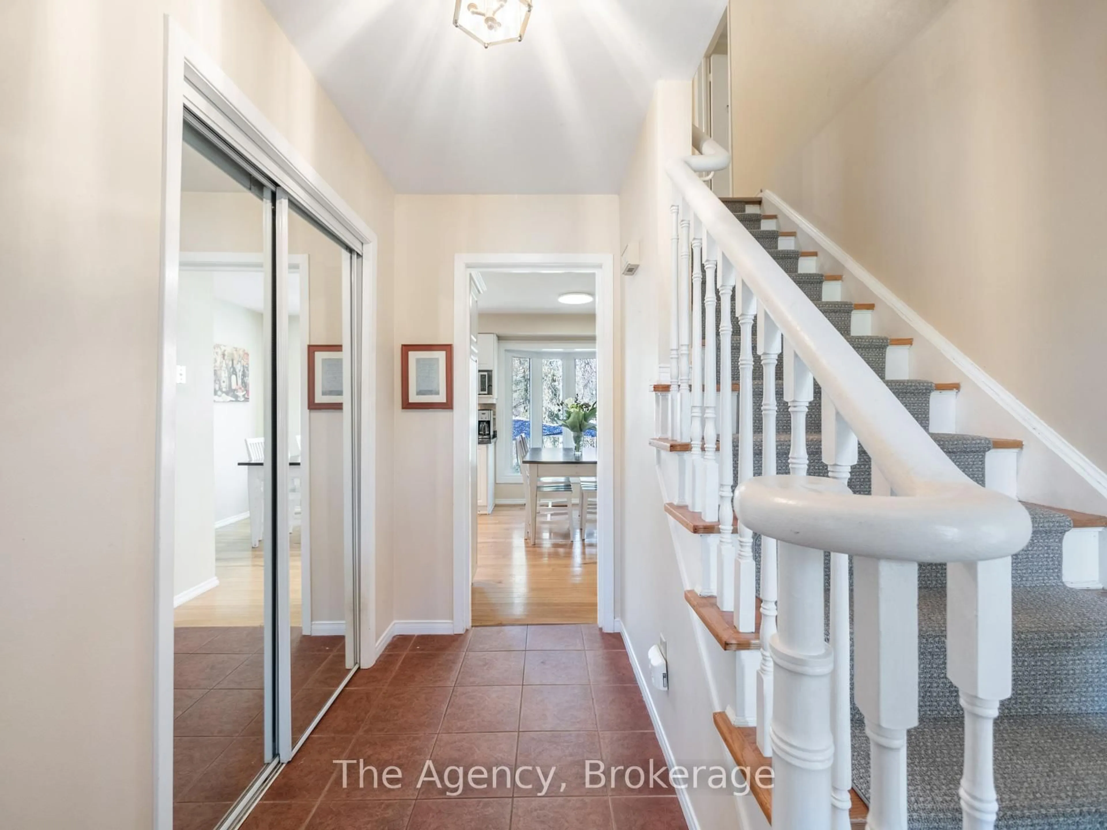 Indoor entryway for 2153 Devon Rd, Oakville Ontario L6J 5M1