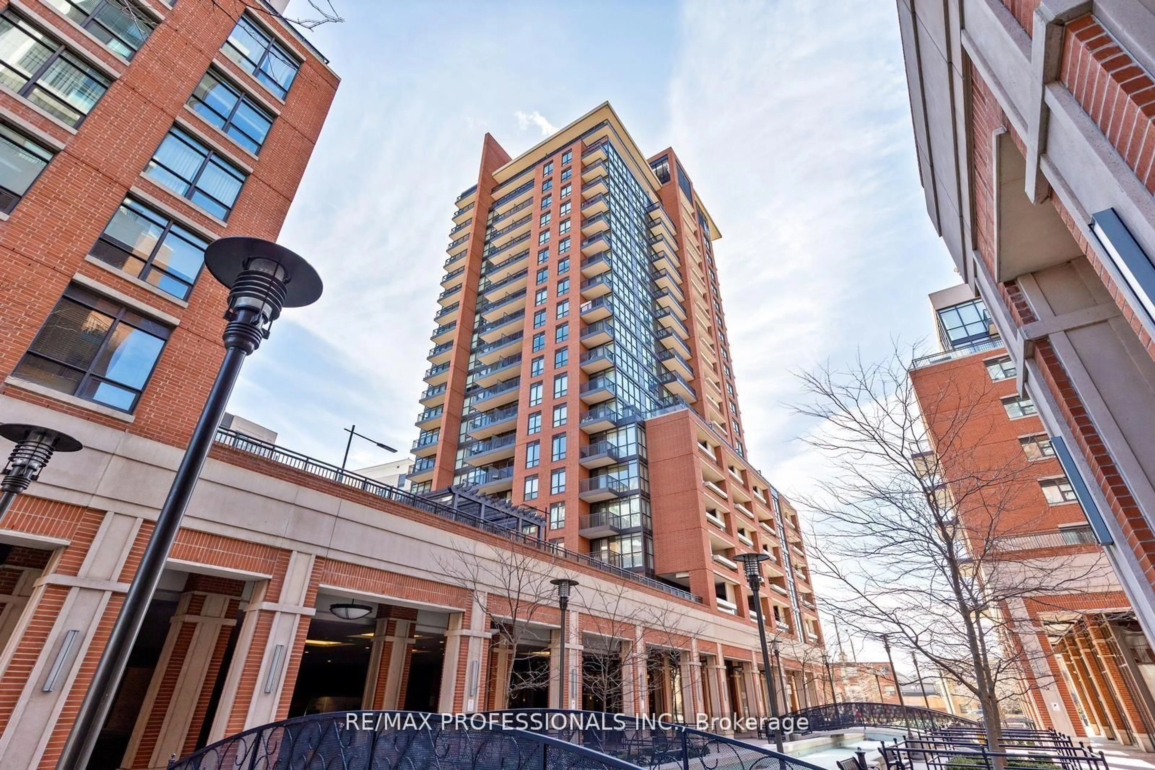 Indoor foyer for 800 Lawrence Ave #1014, Toronto Ontario M6A 0B1