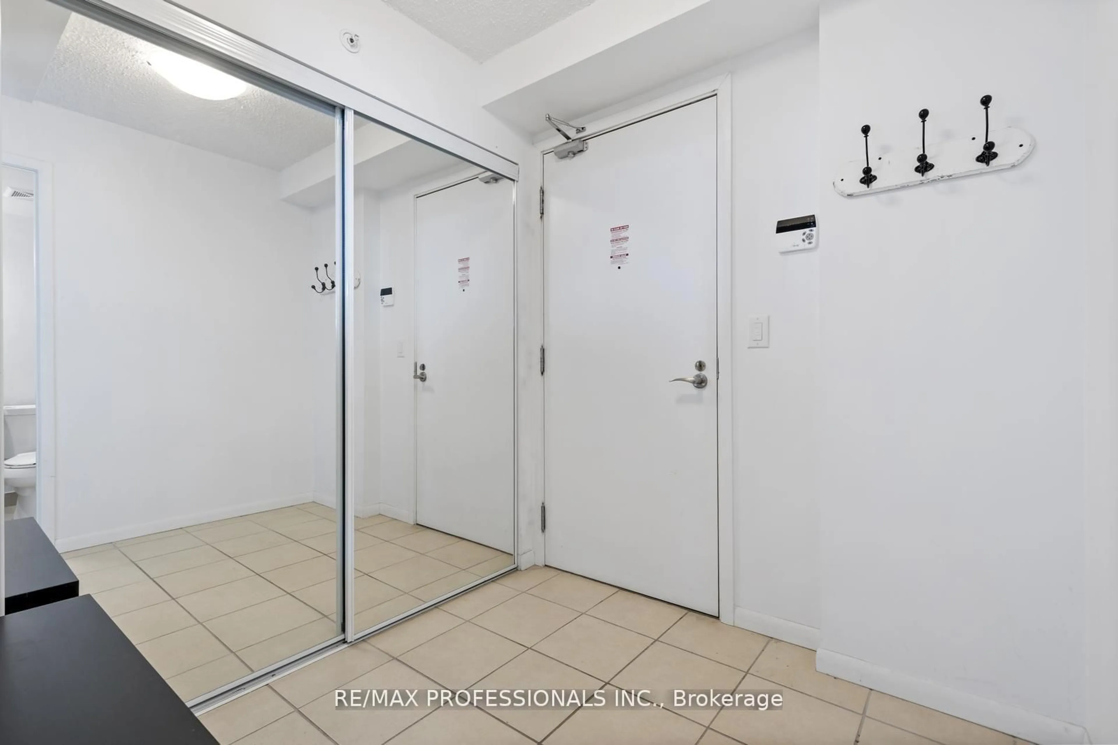 Indoor foyer for 800 Lawrence Ave #1014, Toronto Ontario M6A 0B1