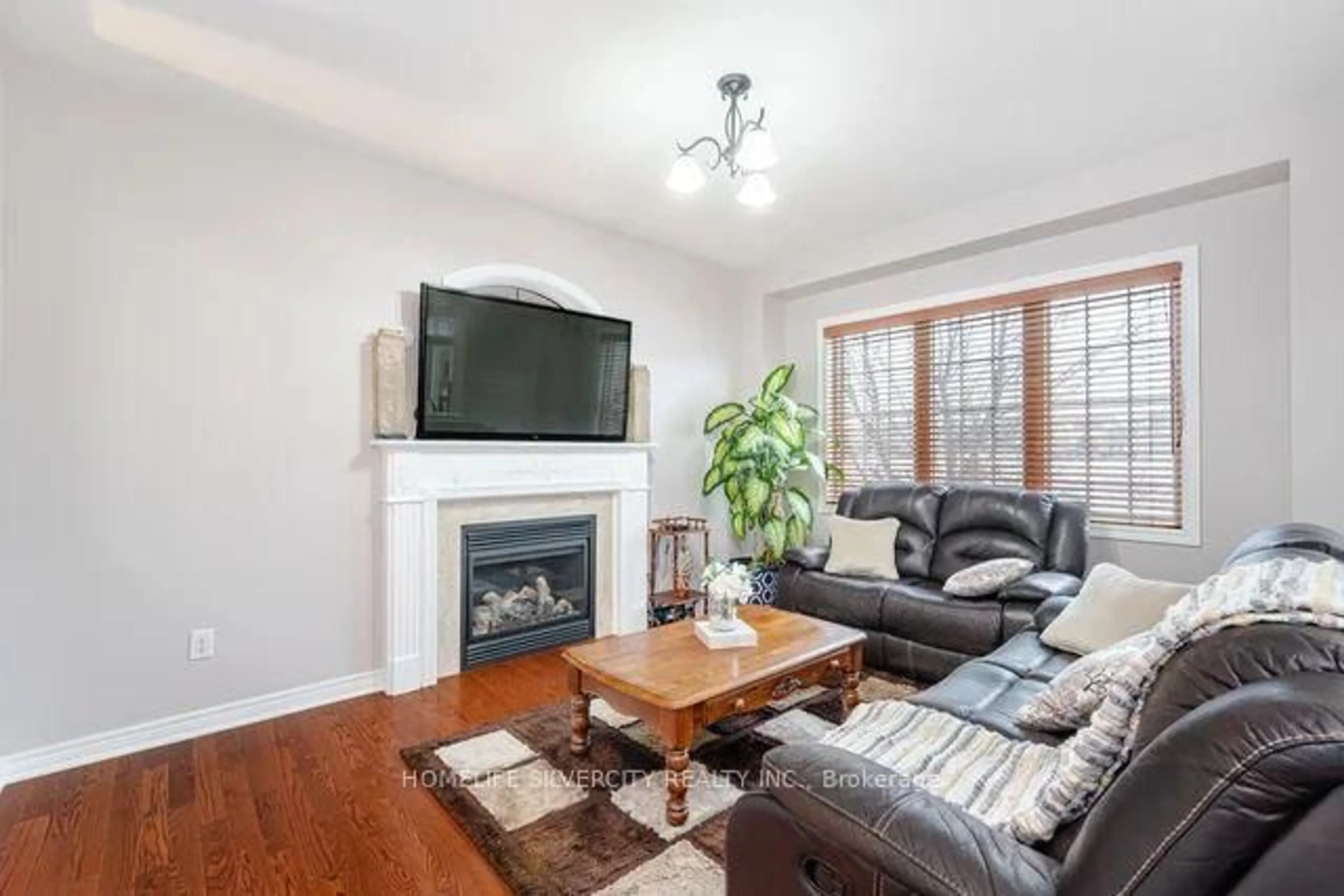 Living room with furniture, wood/laminate floor for 150 Fairwood Circ, Brampton Ontario L6R 0X2
