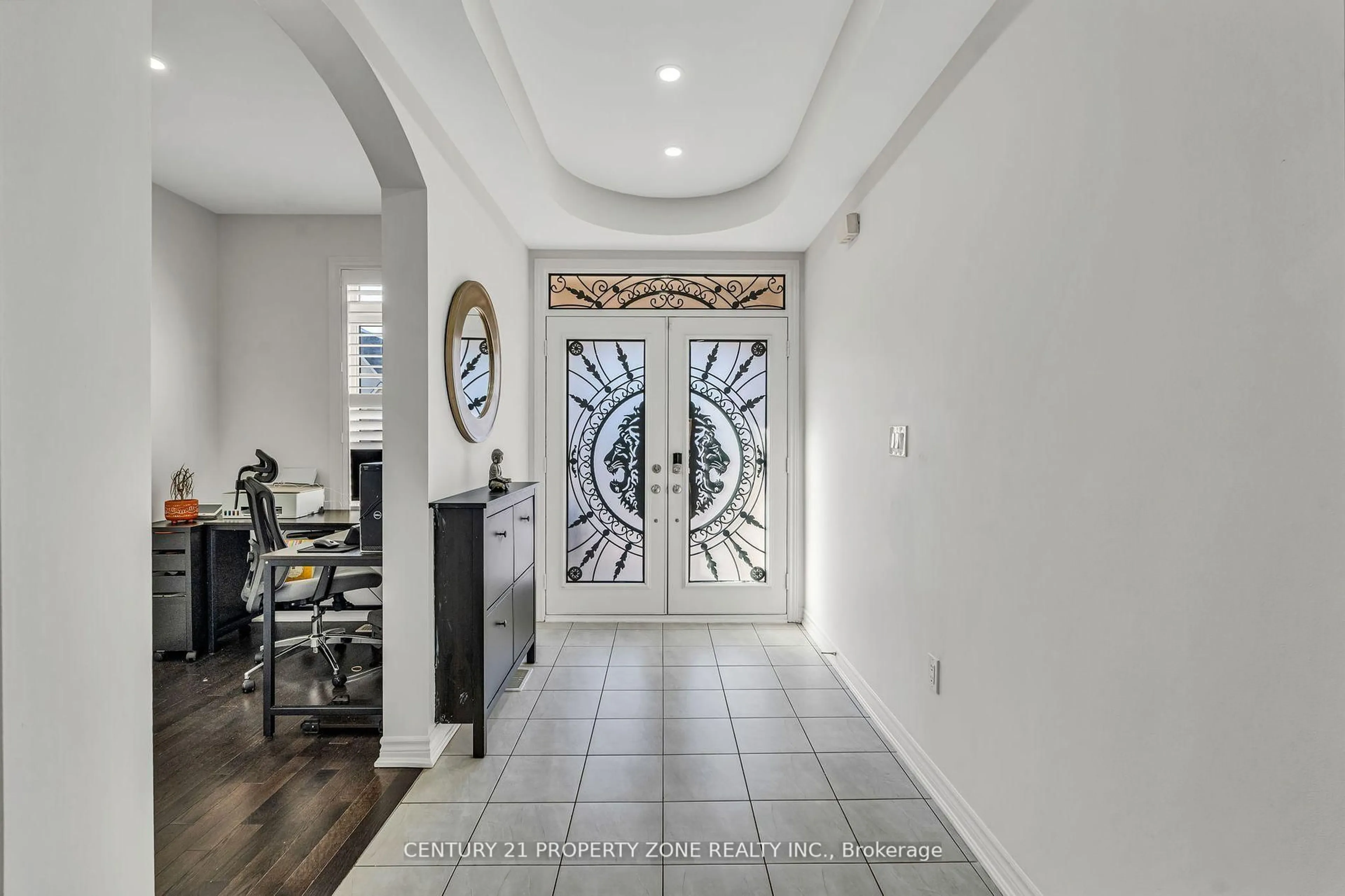 Indoor entryway for 8 Young Garden Cres, Brampton Ontario L6Y 6A4