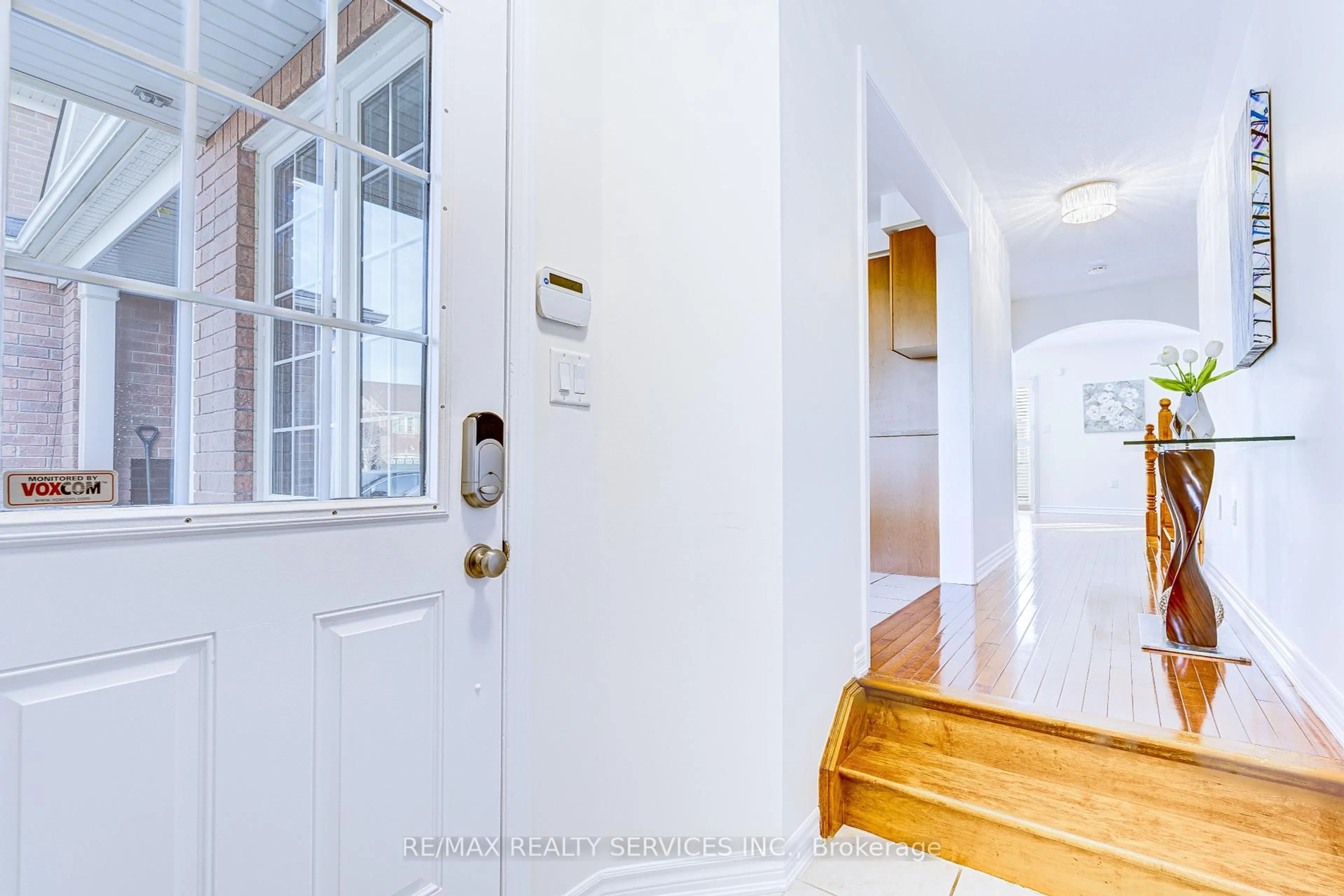 Indoor entryway for 944 Hasselfeldt Hts, Milton Ontario L9T 0M5