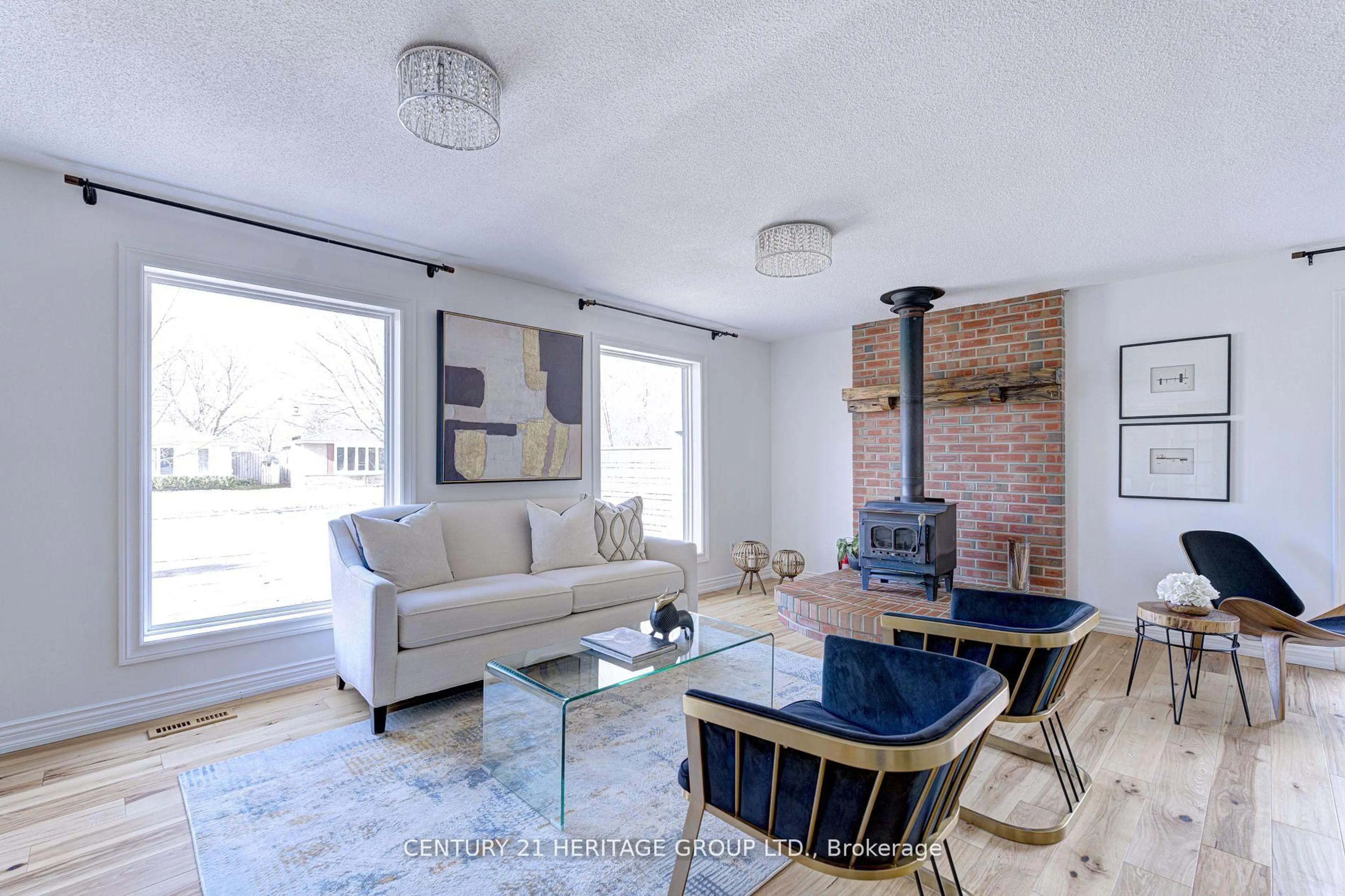 Living room with furniture, unknown for 111 Lorne Scots Dr, Milton Ontario L9T 2Z5