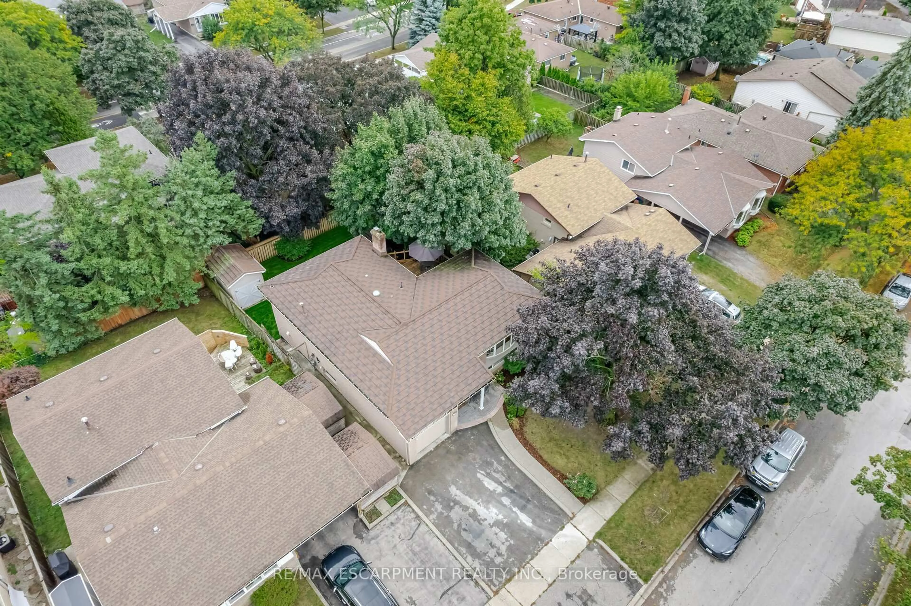 A pic from outside/outdoor area/front of a property/back of a property/a pic from drone, street for 3150 Bentworth Dr, Burlington Ontario L7M 1M2