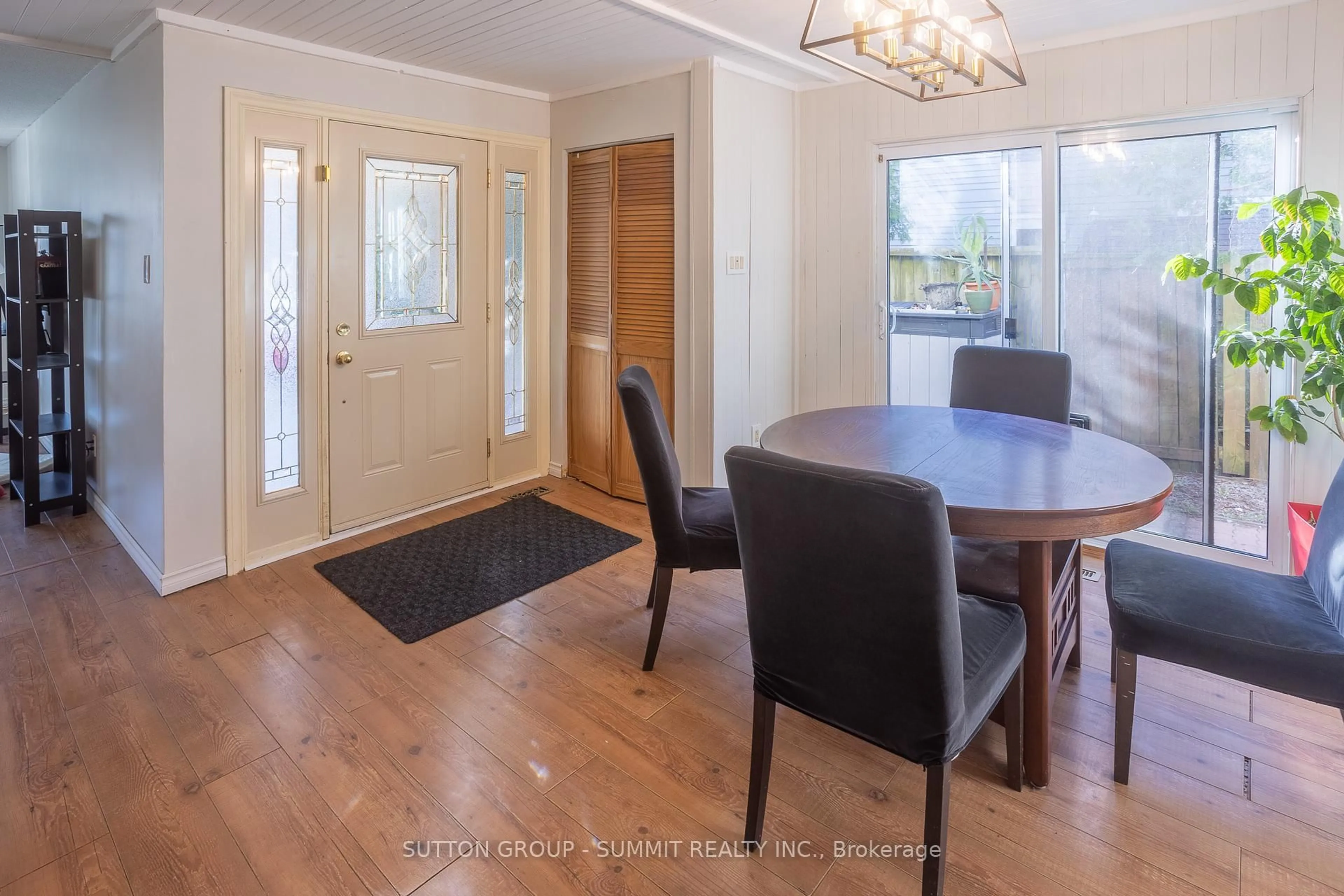 Dining room, wood/laminate floor for 2331 MELISSA Cres, Burlington Ontario L7P 3T5