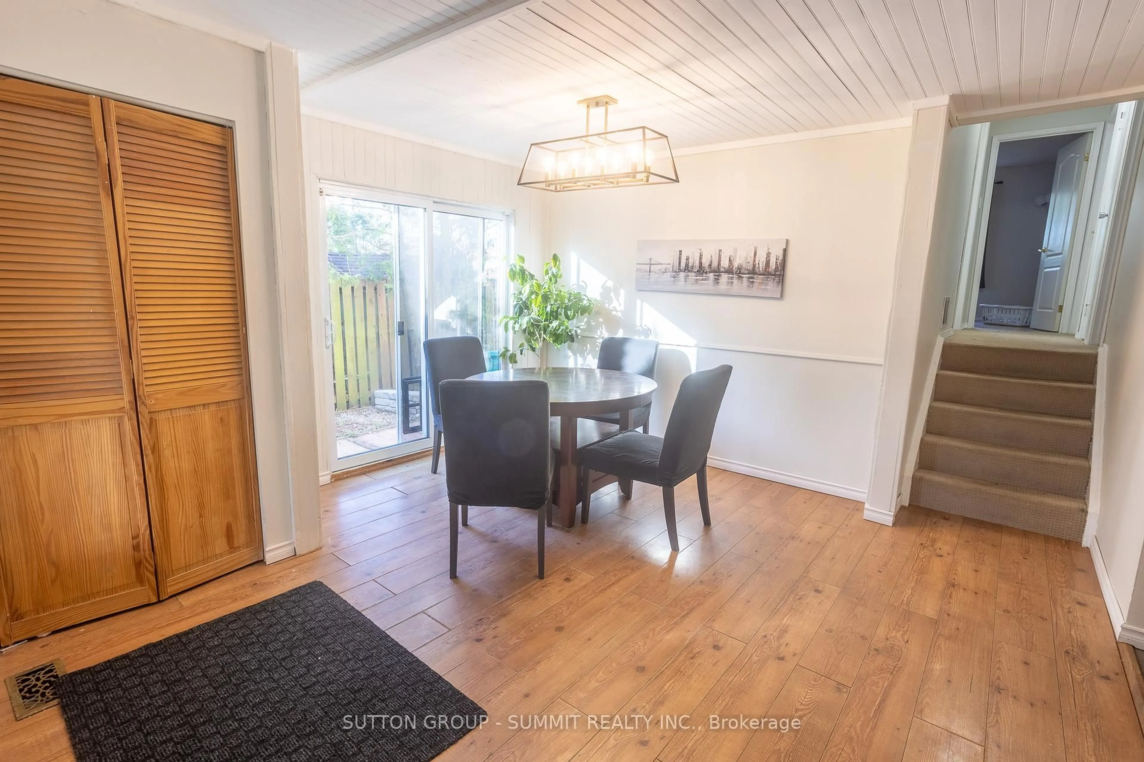 Dining room, wood/laminate floor for 2331 MELISSA Cres, Burlington Ontario L7P 3T5