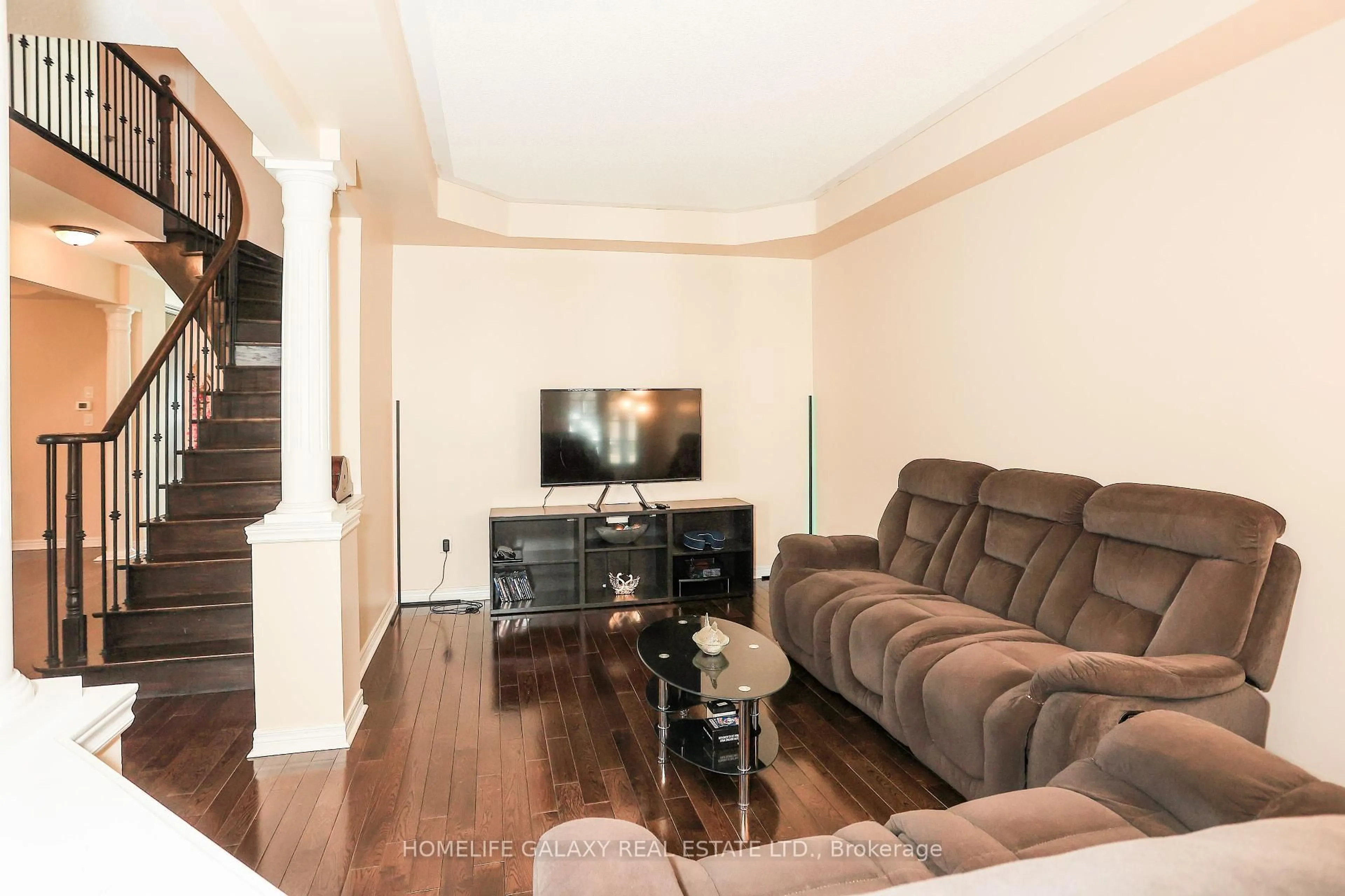 Living room with furniture, wood/laminate floor for 5324 Snowbird Crt, Mississauga Ontario L5M 0P9