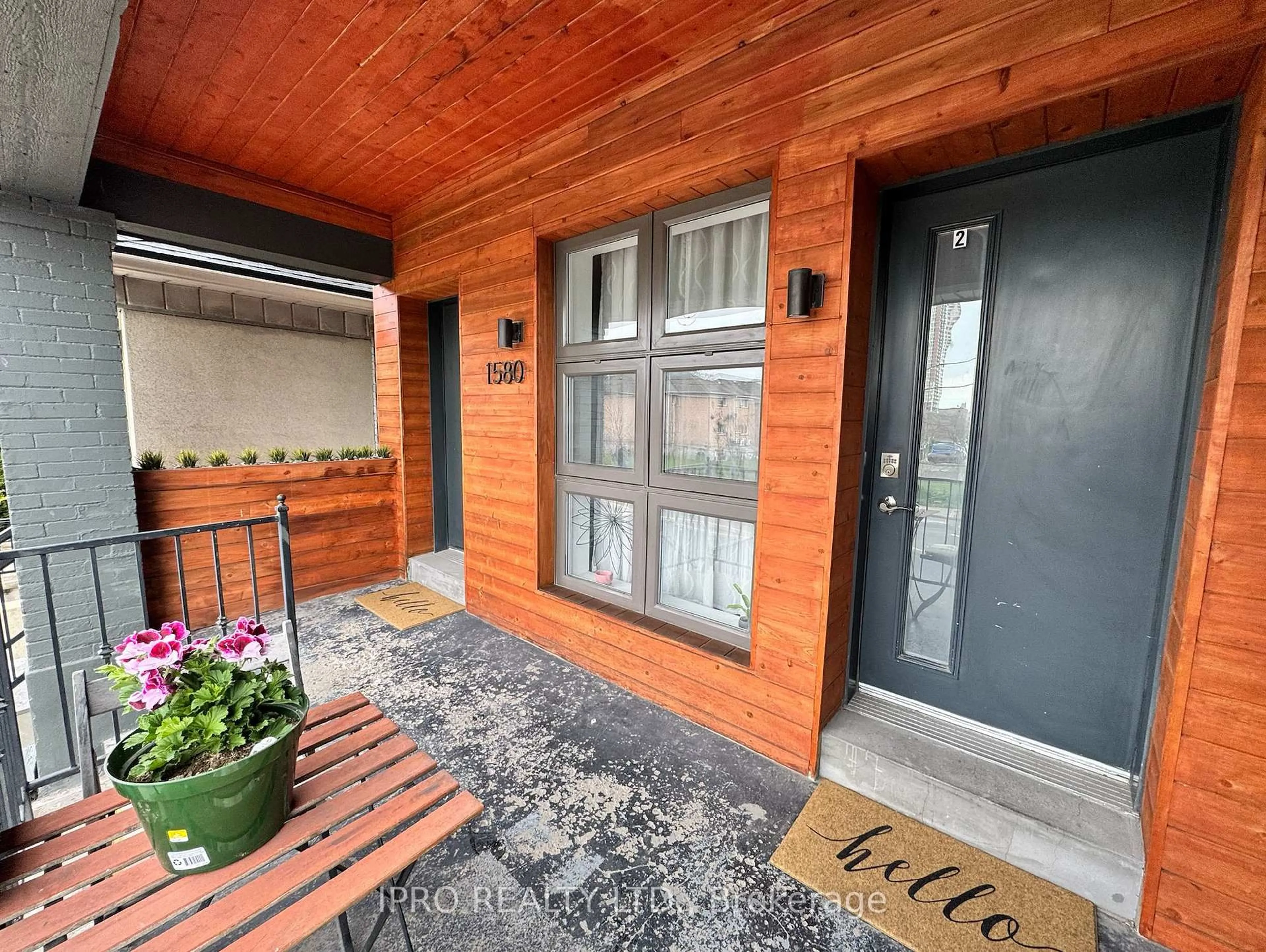 Indoor entryway for 1580 Davenport Rd, Toronto Ontario M6H 2J2