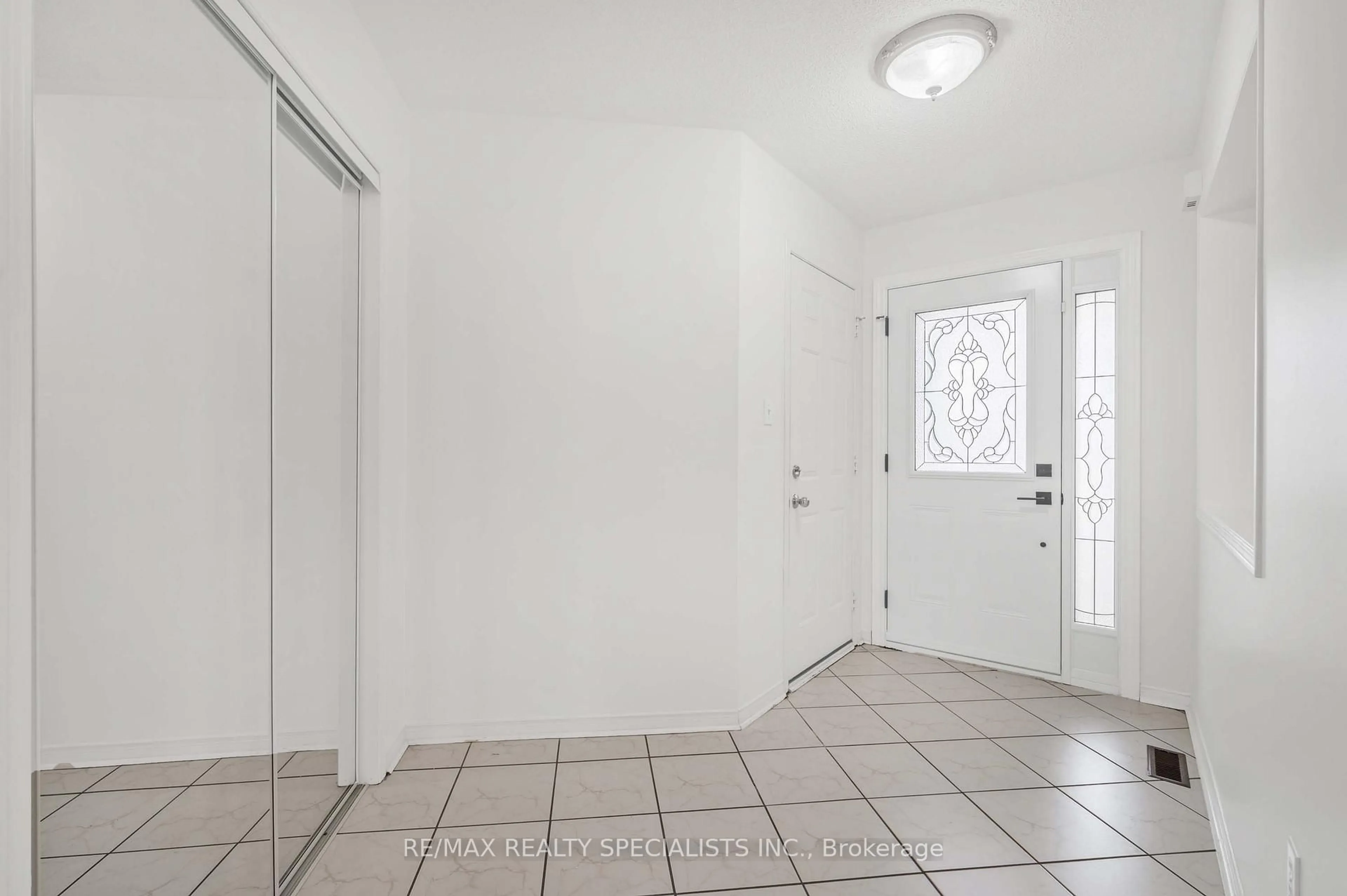 Indoor entryway for 6308 Glen Meadows Rd, Mississauga Ontario L5N 7T9