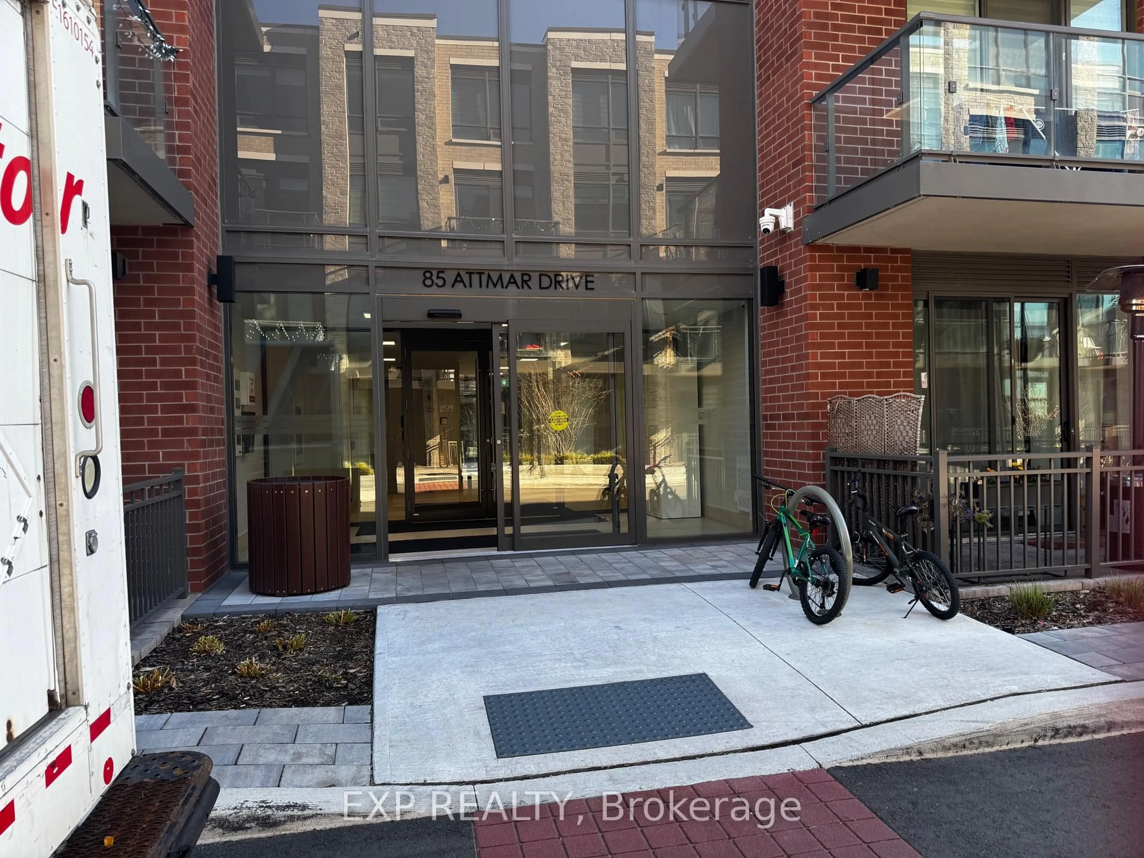 Indoor foyer for 85 Attmar Dr #238, Brampton Ontario L6P 0Y6