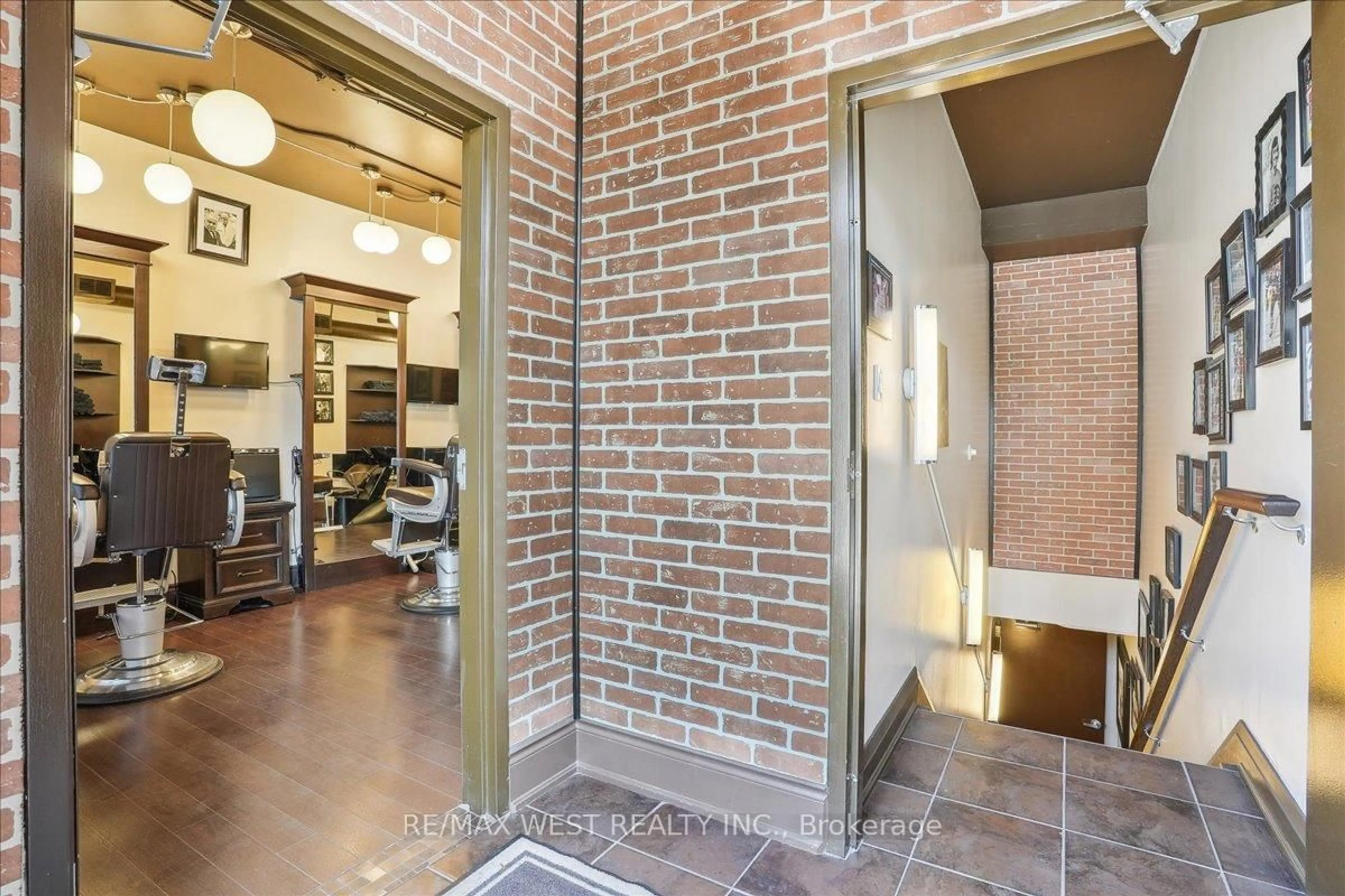 Indoor foyer for 2082 Pine St, Burlington Ontario L7R 1G2
