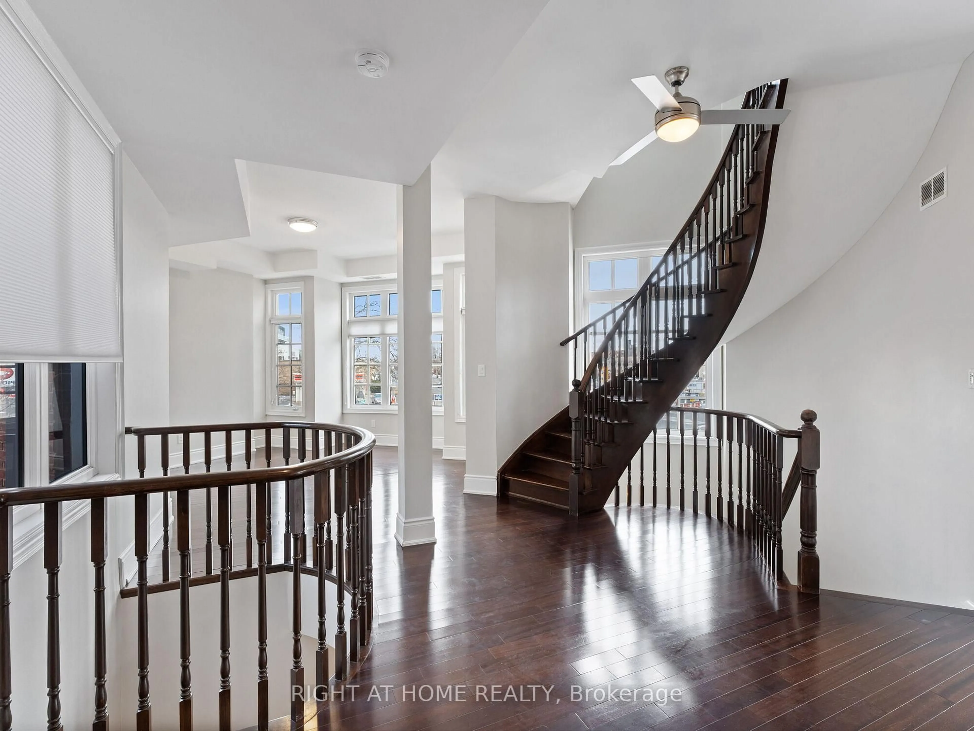 Indoor entryway for 120 Bronte Rd #8, Oakville Ontario L6L 3C1