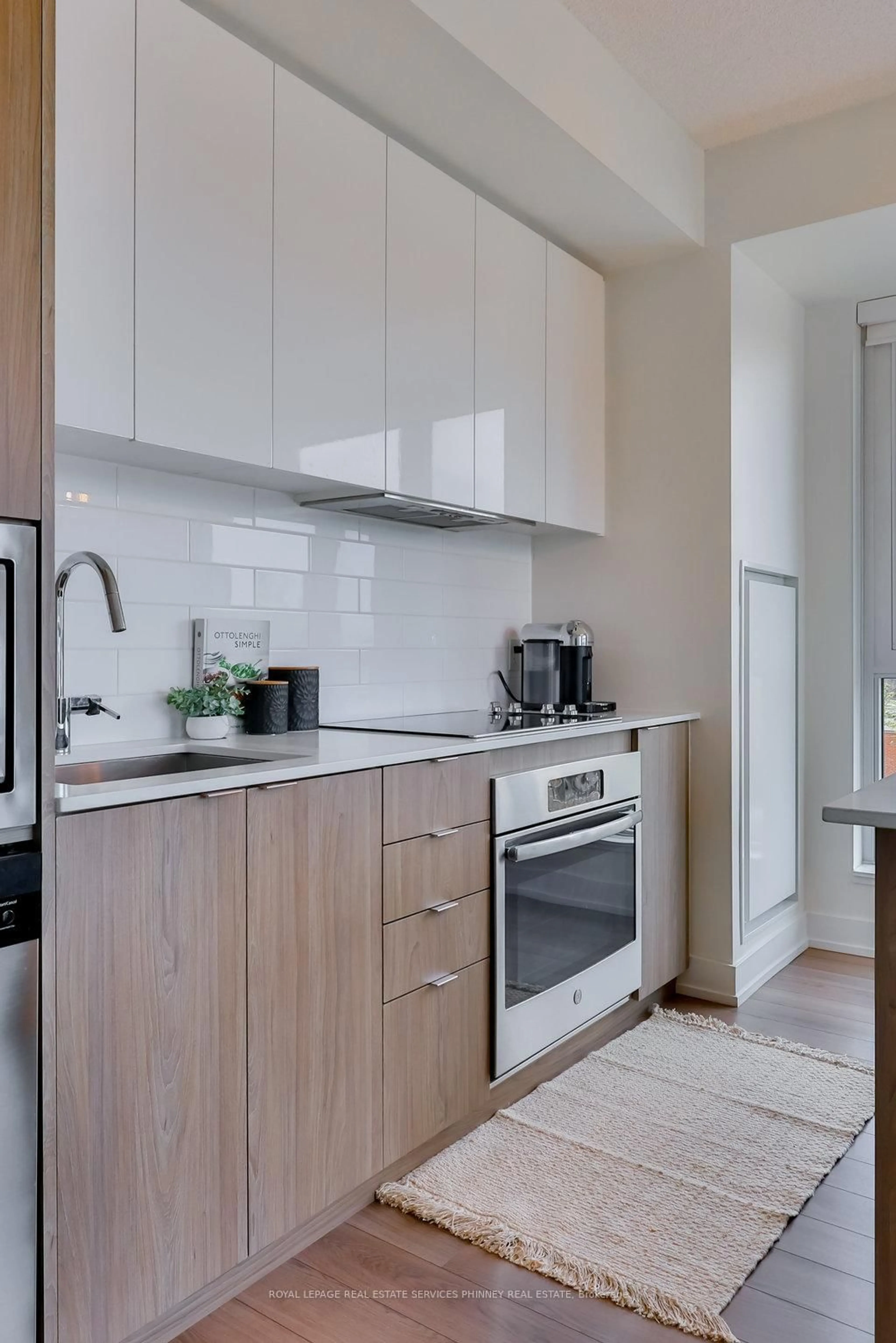 Standard kitchen, unknown for 8 Ann St #401, Mississauga Ontario L5G 3E6