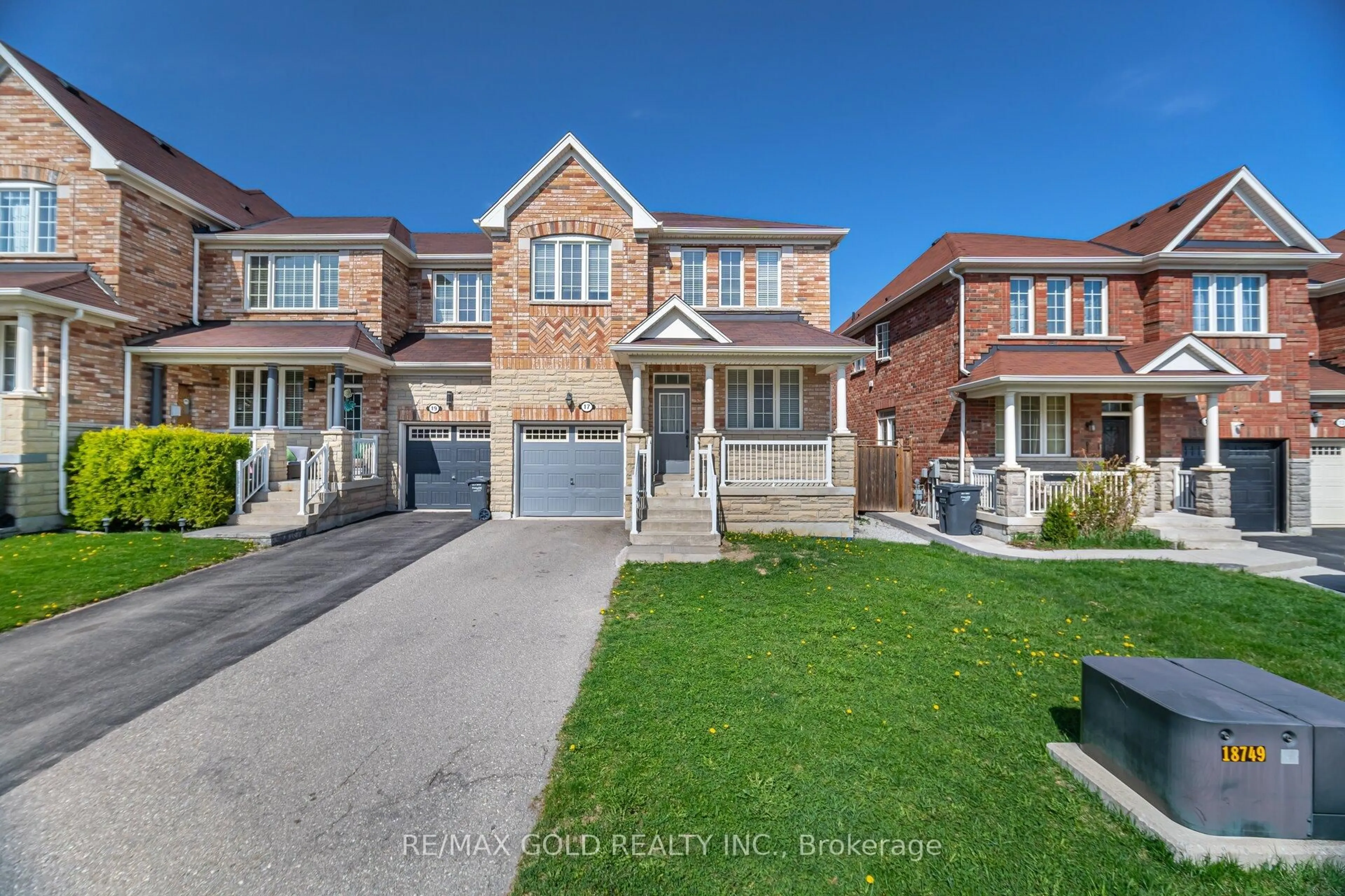 Home with brick exterior material, street for 17 Shediac Rd, Brampton Ontario L6Y 0N1
