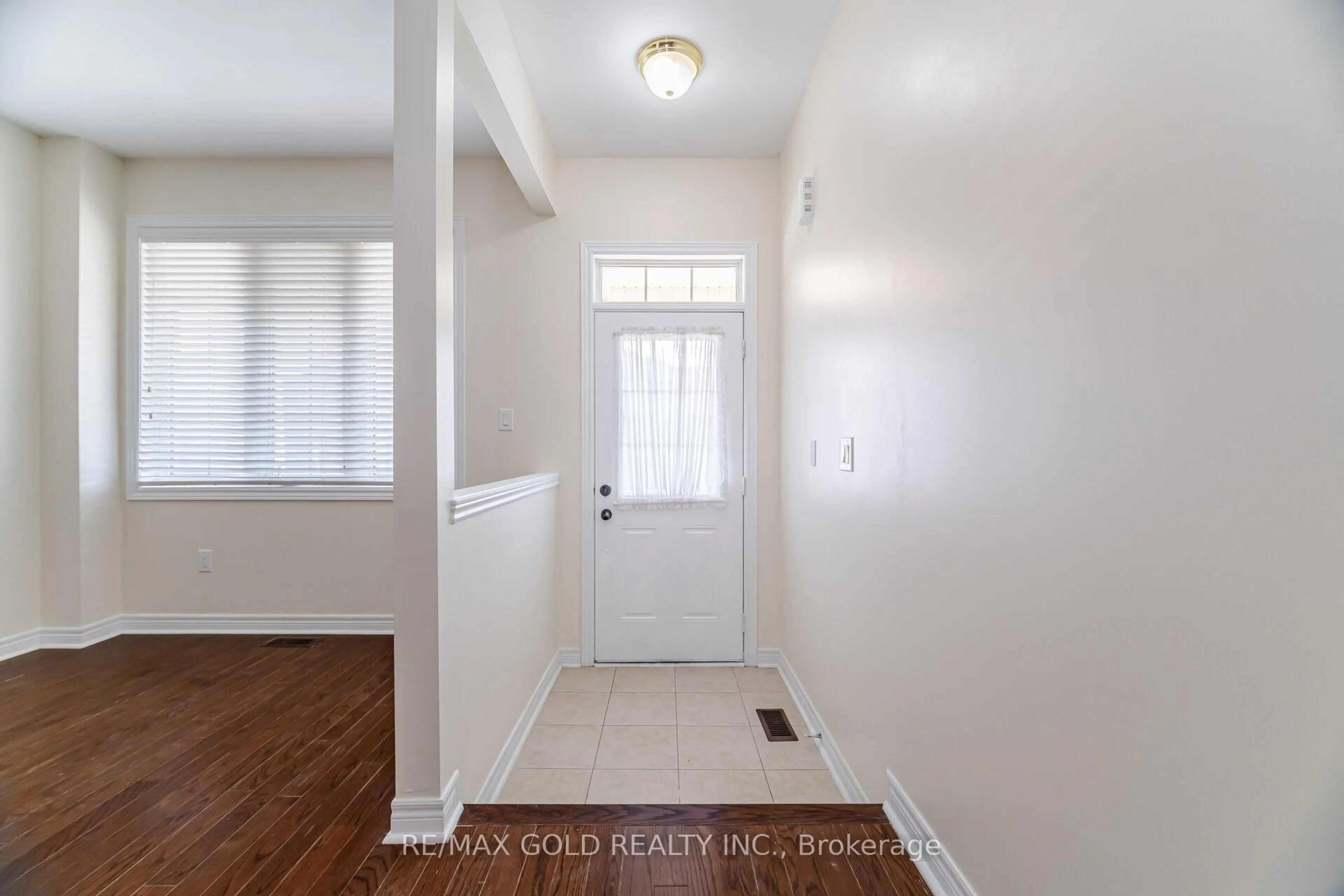 Indoor entryway for 17 Shediac Rd, Brampton Ontario L6Y 0N1