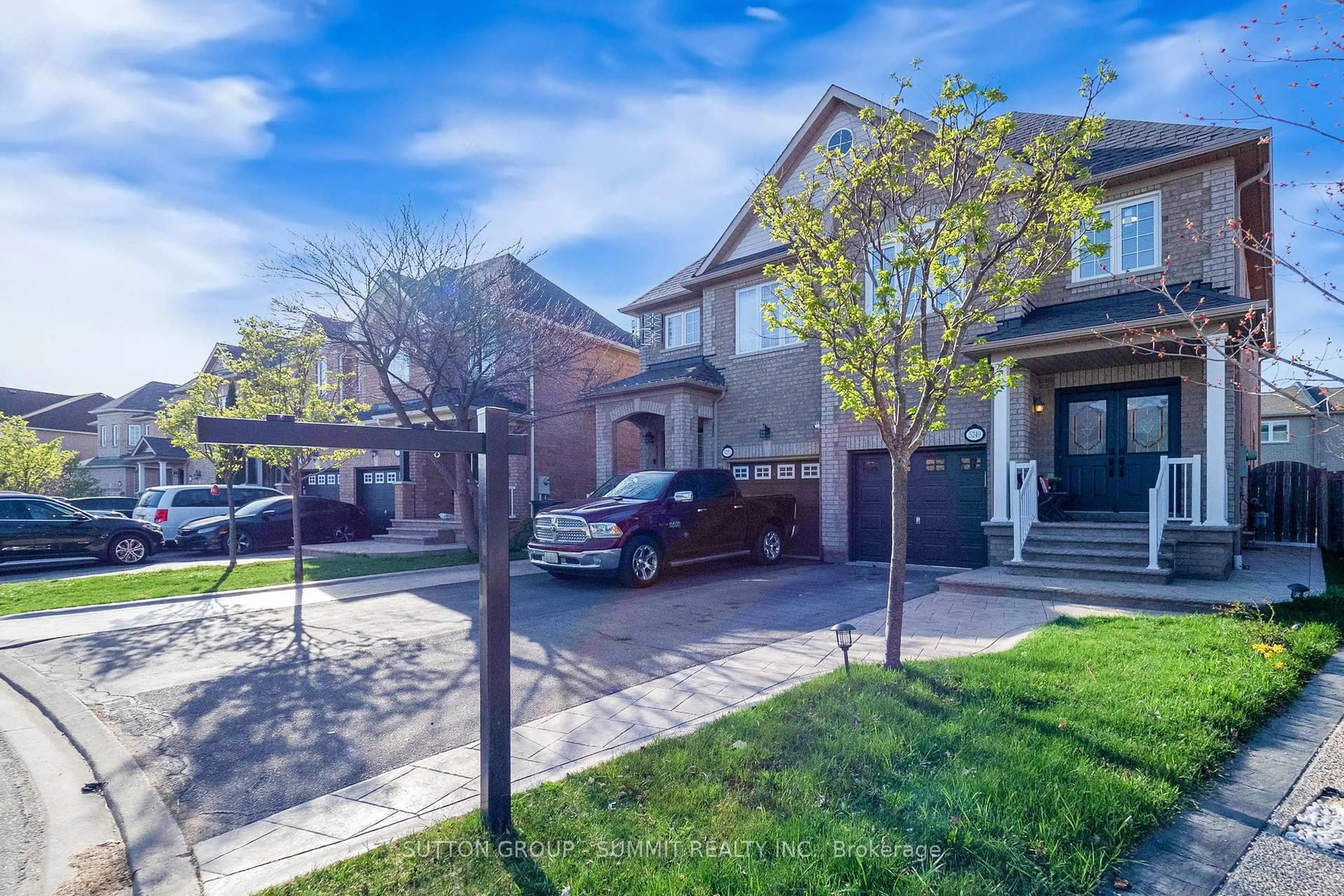 A pic from outside/outdoor area/front of a property/back of a property/a pic from drone, street for 5249 TRESCA Tr, Mississauga Ontario L5M 0C9