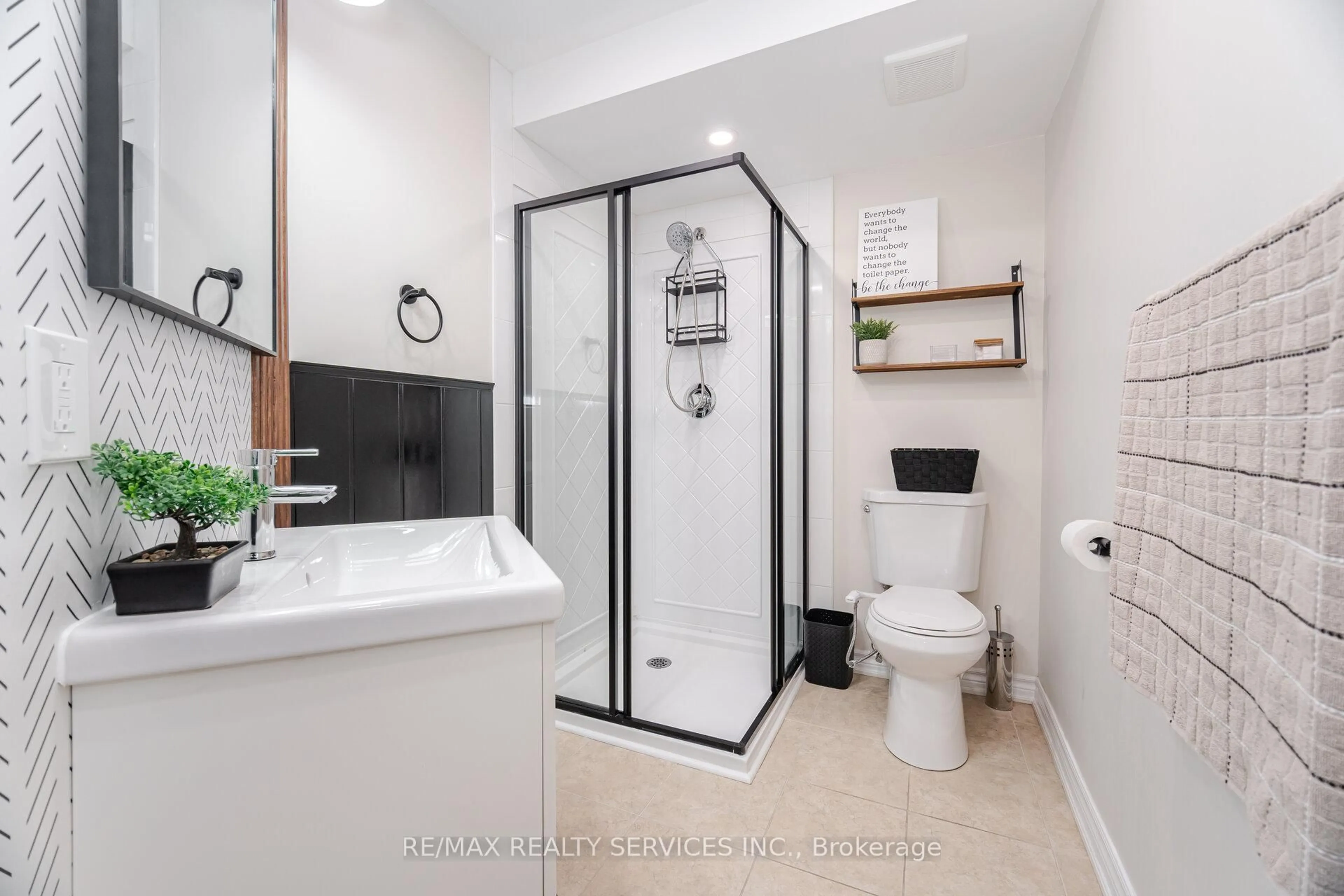 Standard bathroom, ceramic/tile floor for 14 Allium Rd, Brampton Ontario L7A 4H5