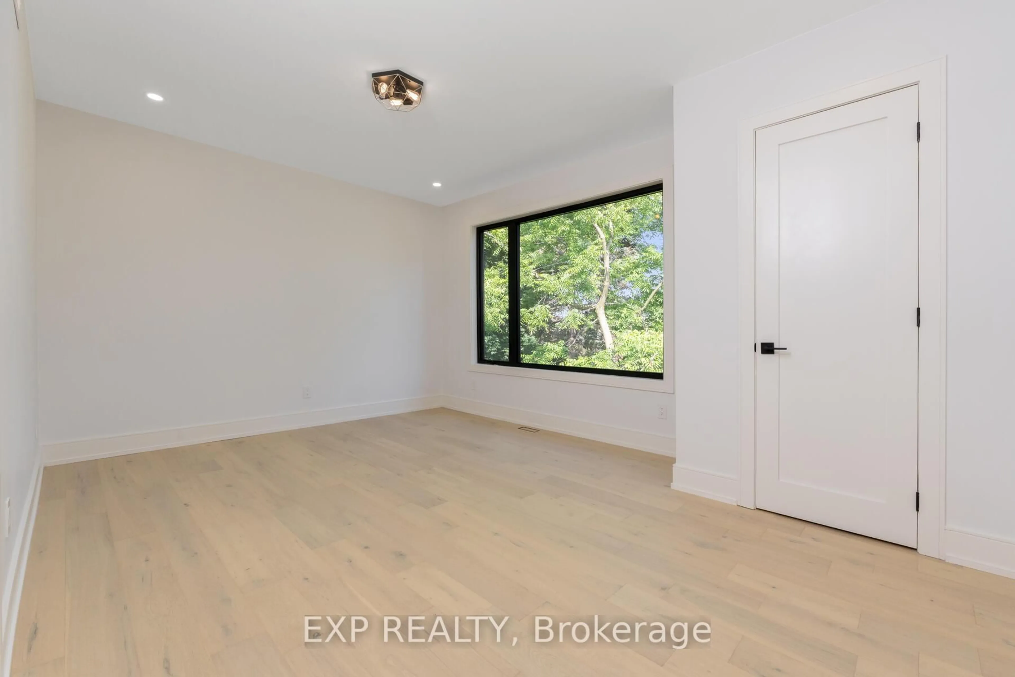 A pic of a room for 144 Stewart St, Oakville Ontario L6K 1X9