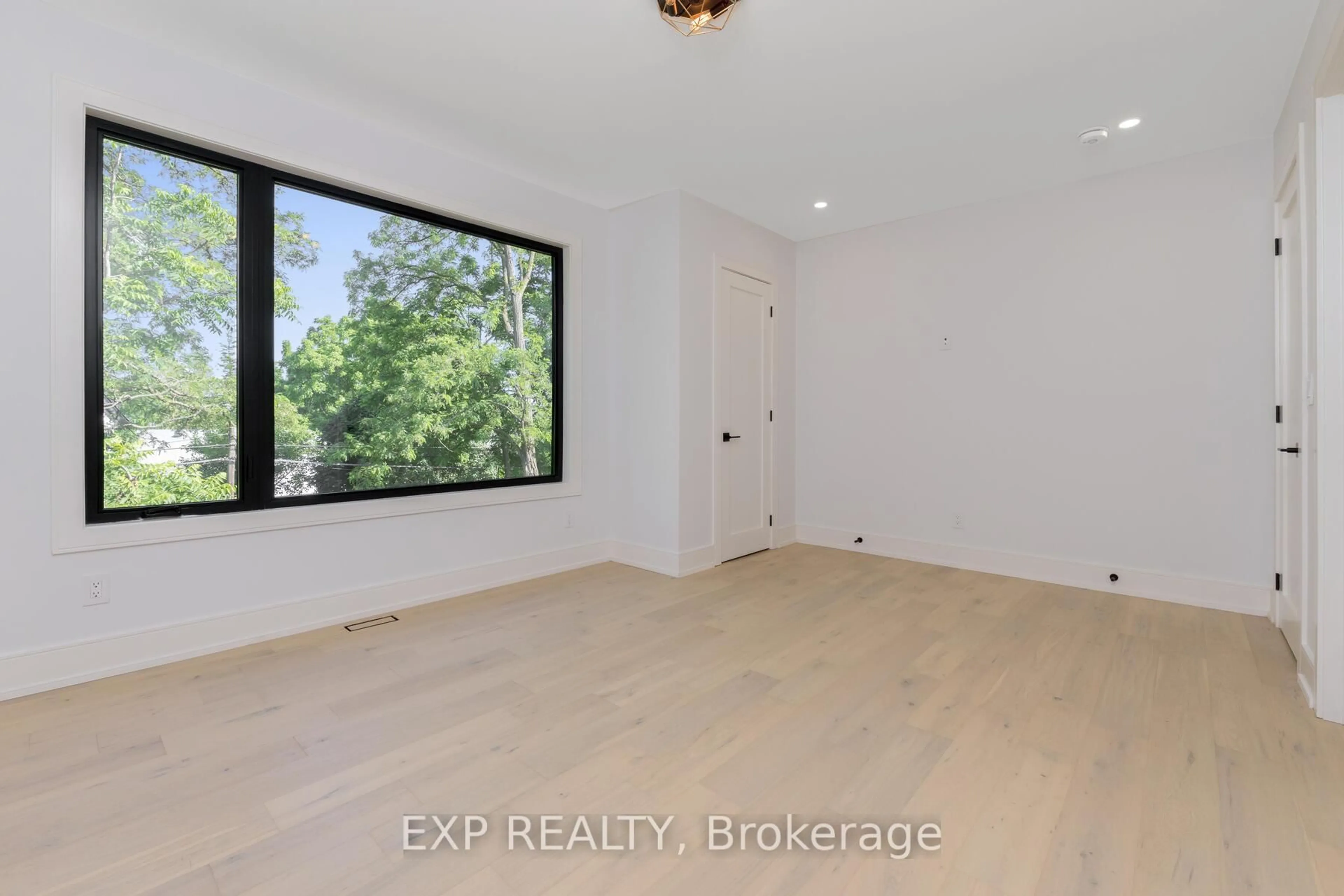 A pic of a room for 144 Stewart St, Oakville Ontario L6K 1X9