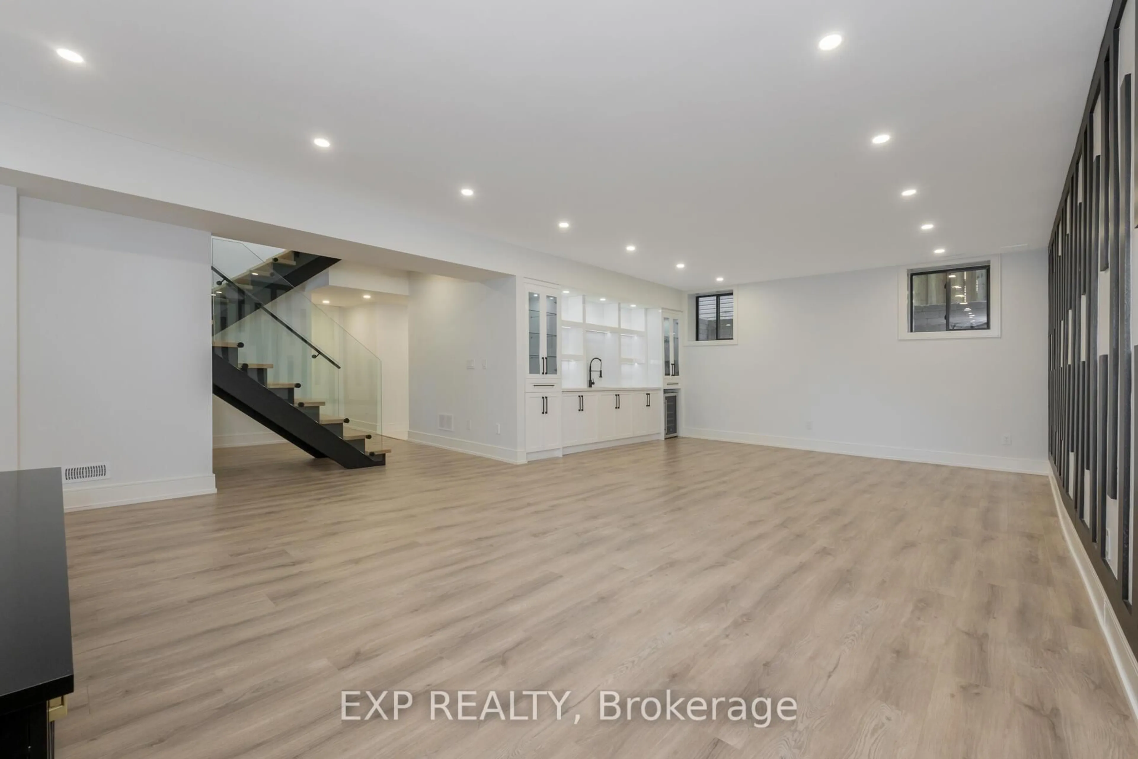 Indoor entryway for 144 Stewart St, Oakville Ontario L6K 1X9
