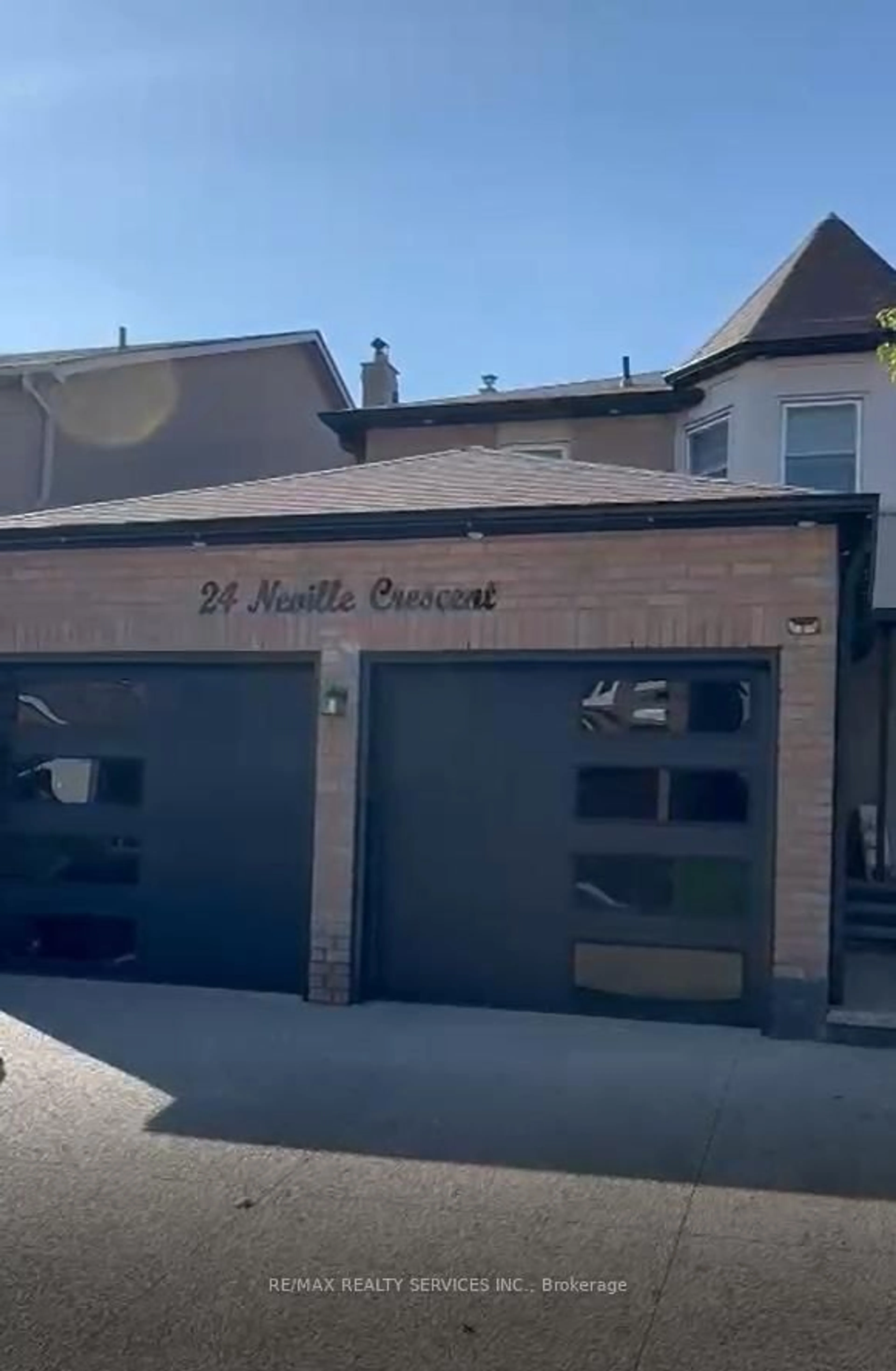 Indoor garage for 24 Neville Cres, Brampton Ontario L6S 5L1