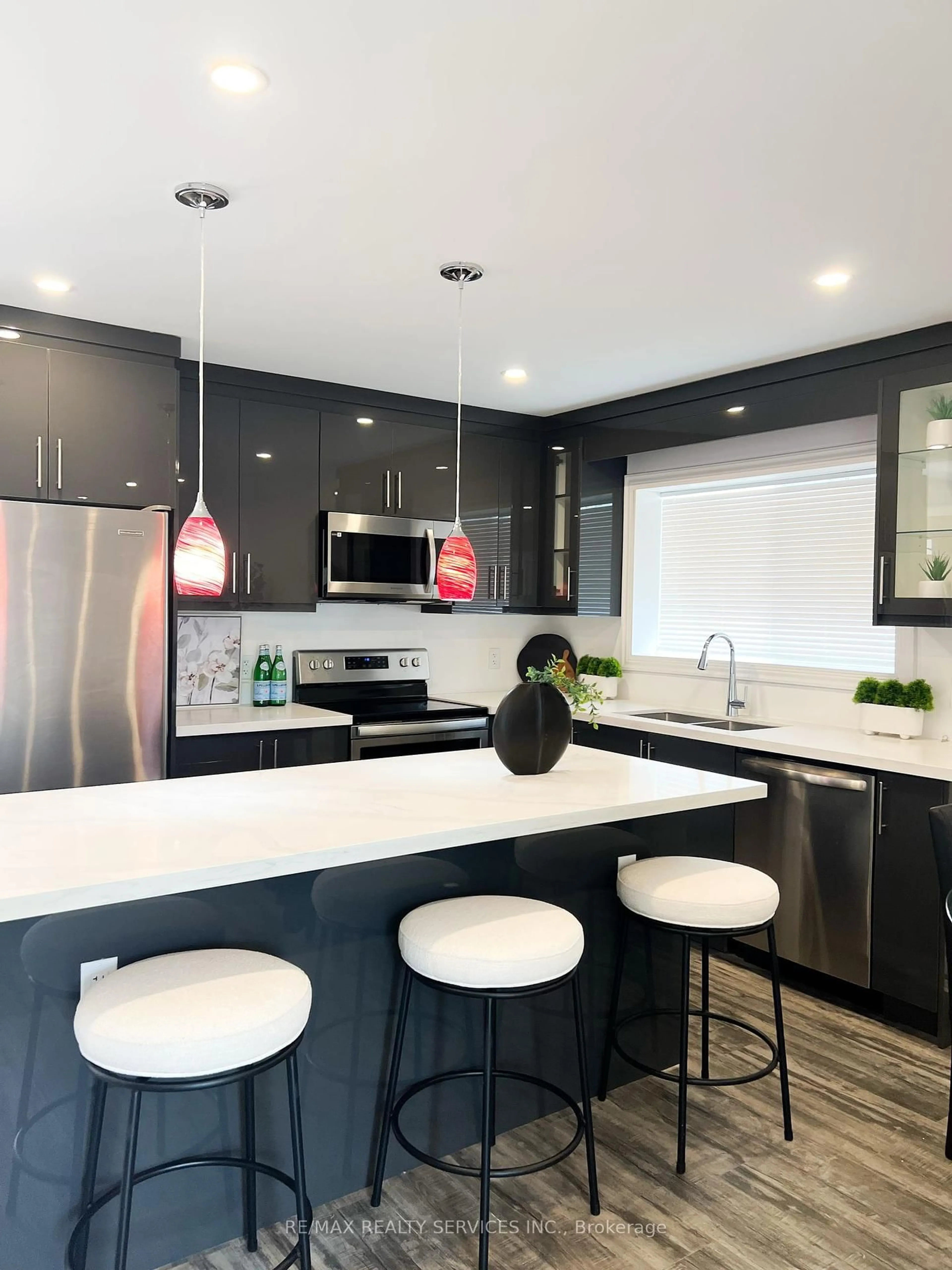 Contemporary kitchen, unknown for 24 Neville Cres, Brampton Ontario L6S 5L1