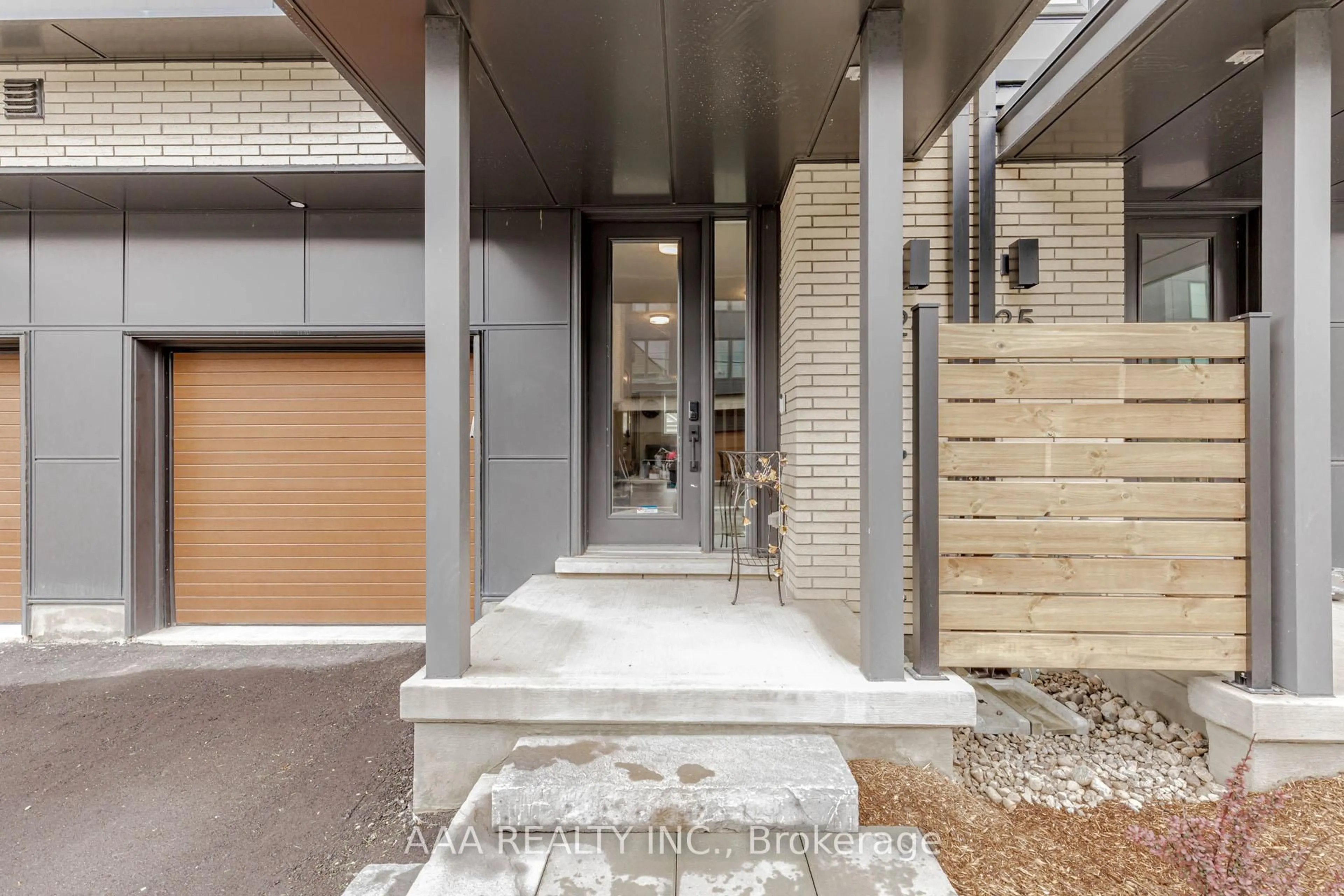 Indoor entryway for 2273 Turnberry Rd #24, Burlington Ontario L7M 4Y4