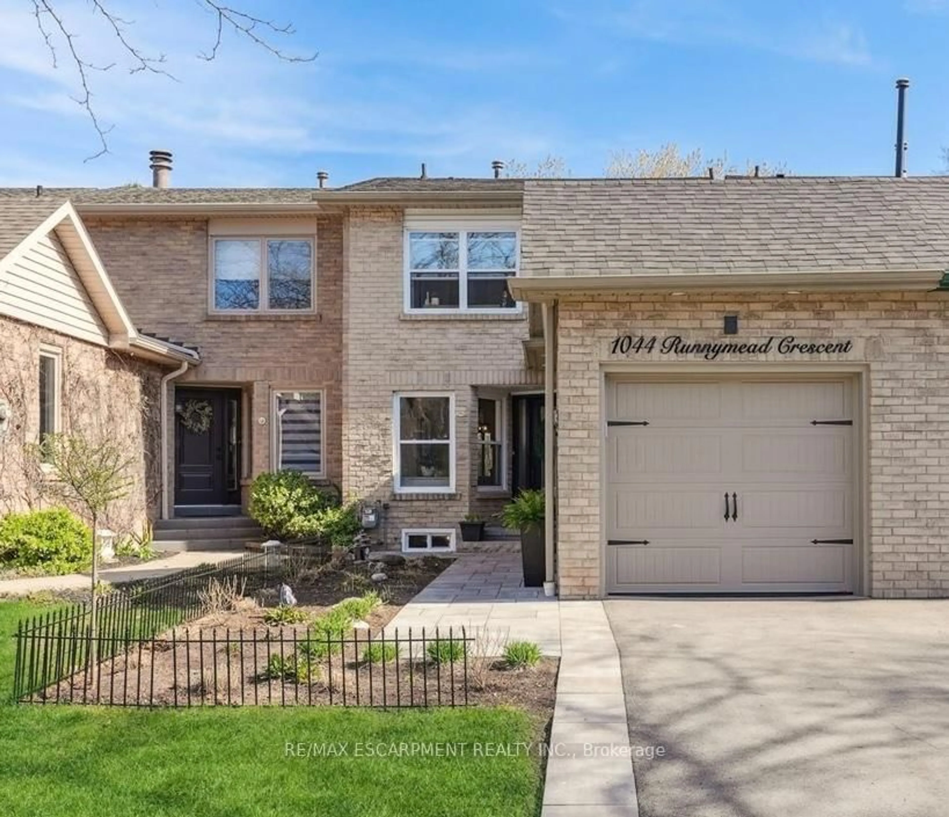 Home with brick exterior material, street for 1044 RUNNYMEAD Cres, Oakville Ontario L6M 1C4