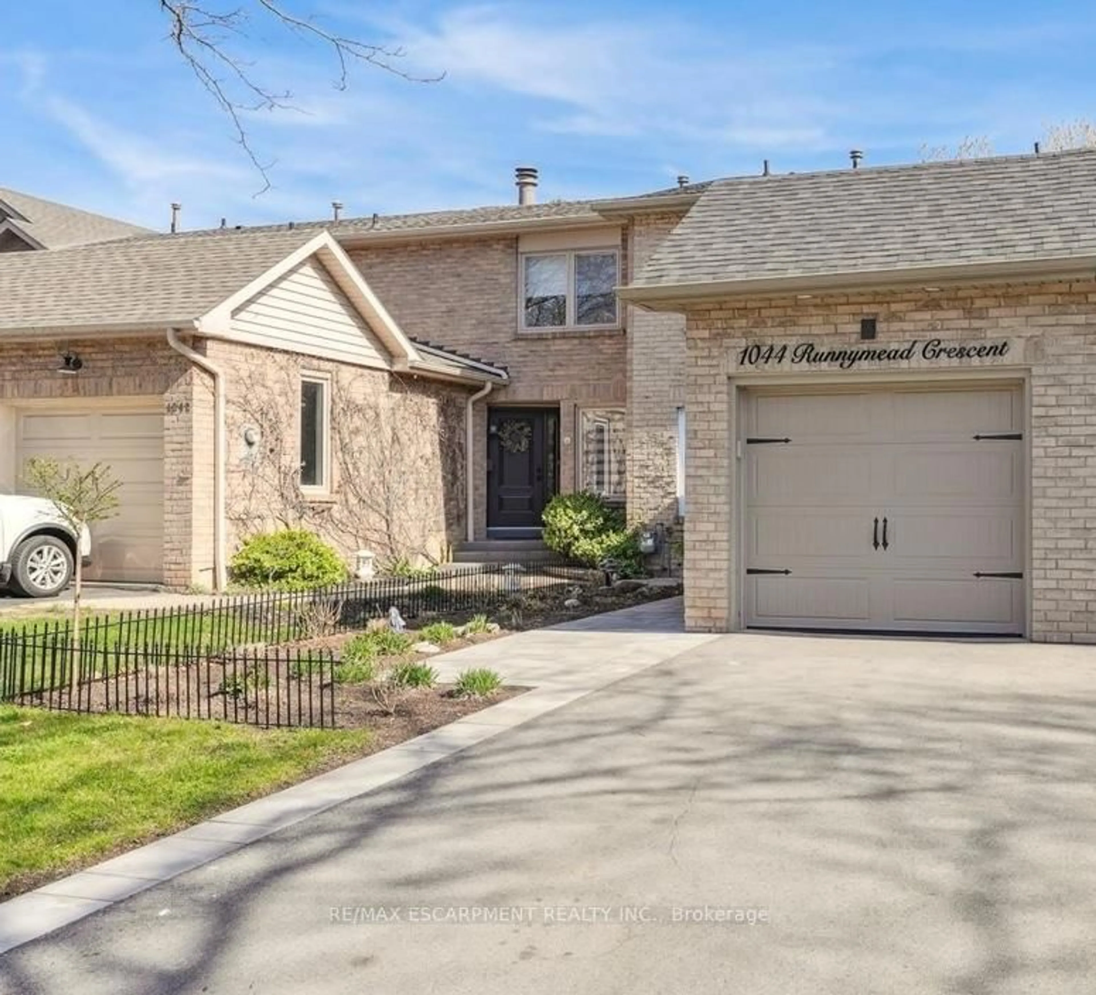 Home with brick exterior material, street for 1044 RUNNYMEAD Cres, Oakville Ontario L6M 1C4