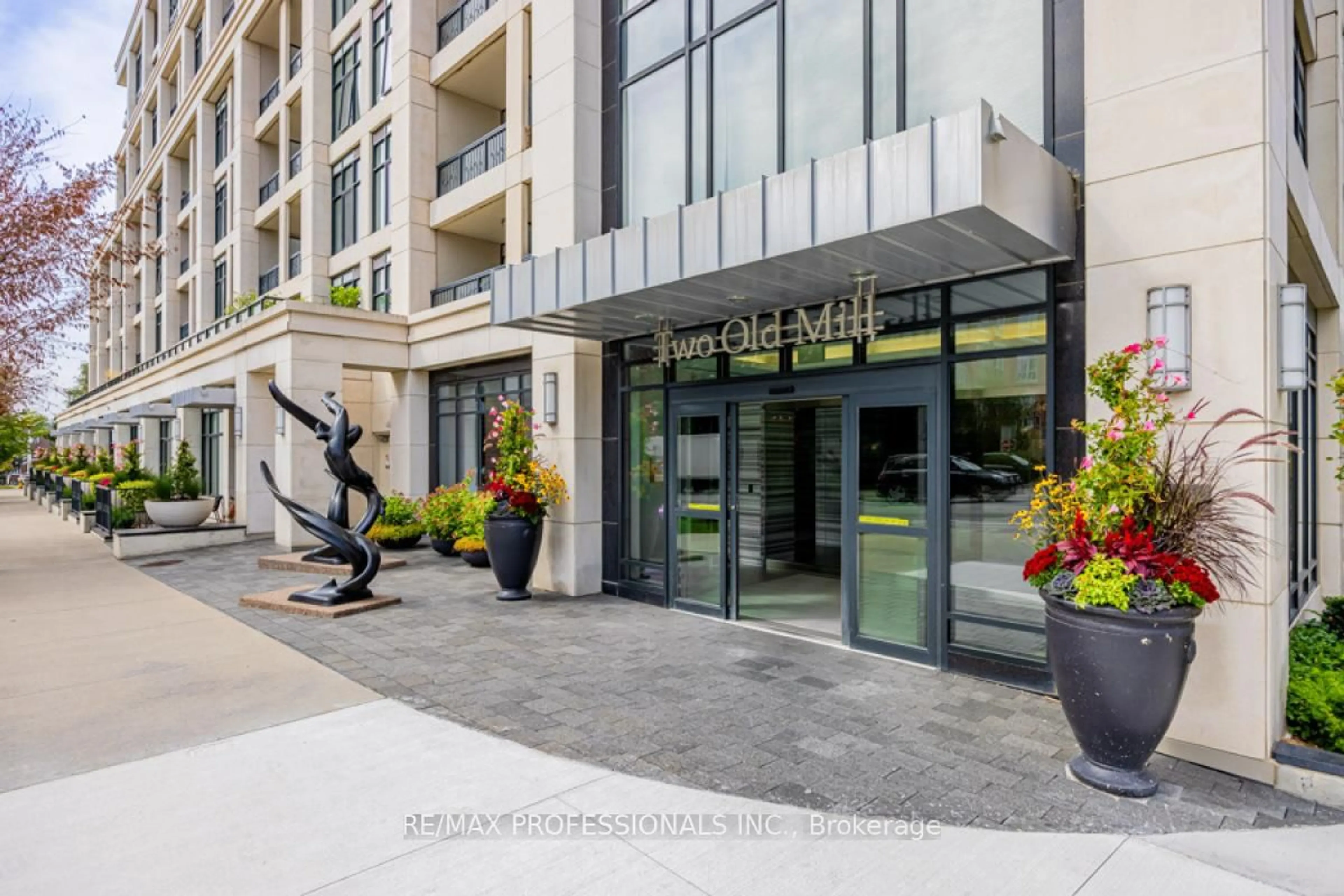 Indoor foyer for 2 Old Mill Dr #417, Toronto Ontario M6S 0A2