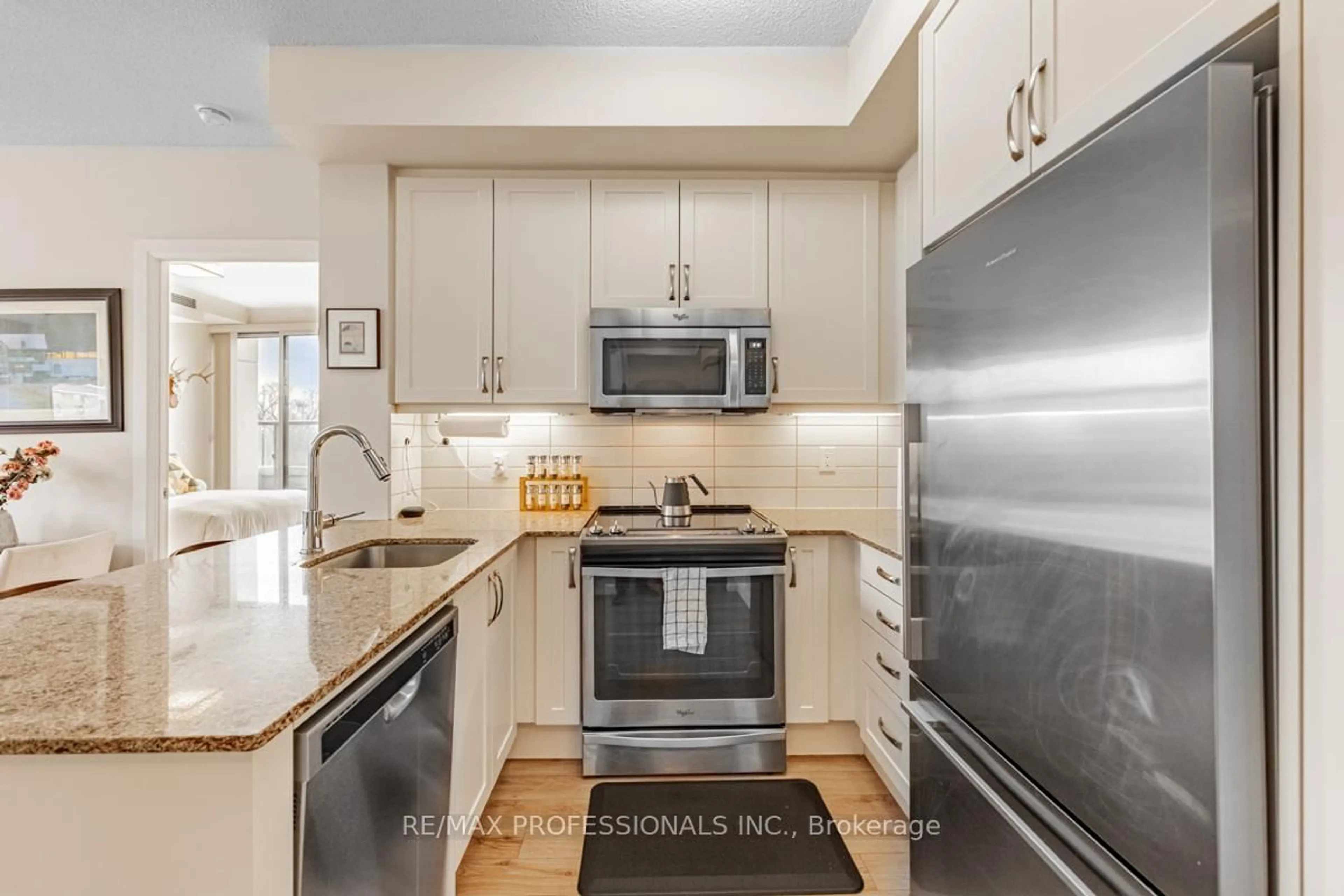 Standard kitchen, ceramic/tile floor for 2 Old Mill Dr #417, Toronto Ontario M6S 0A2
