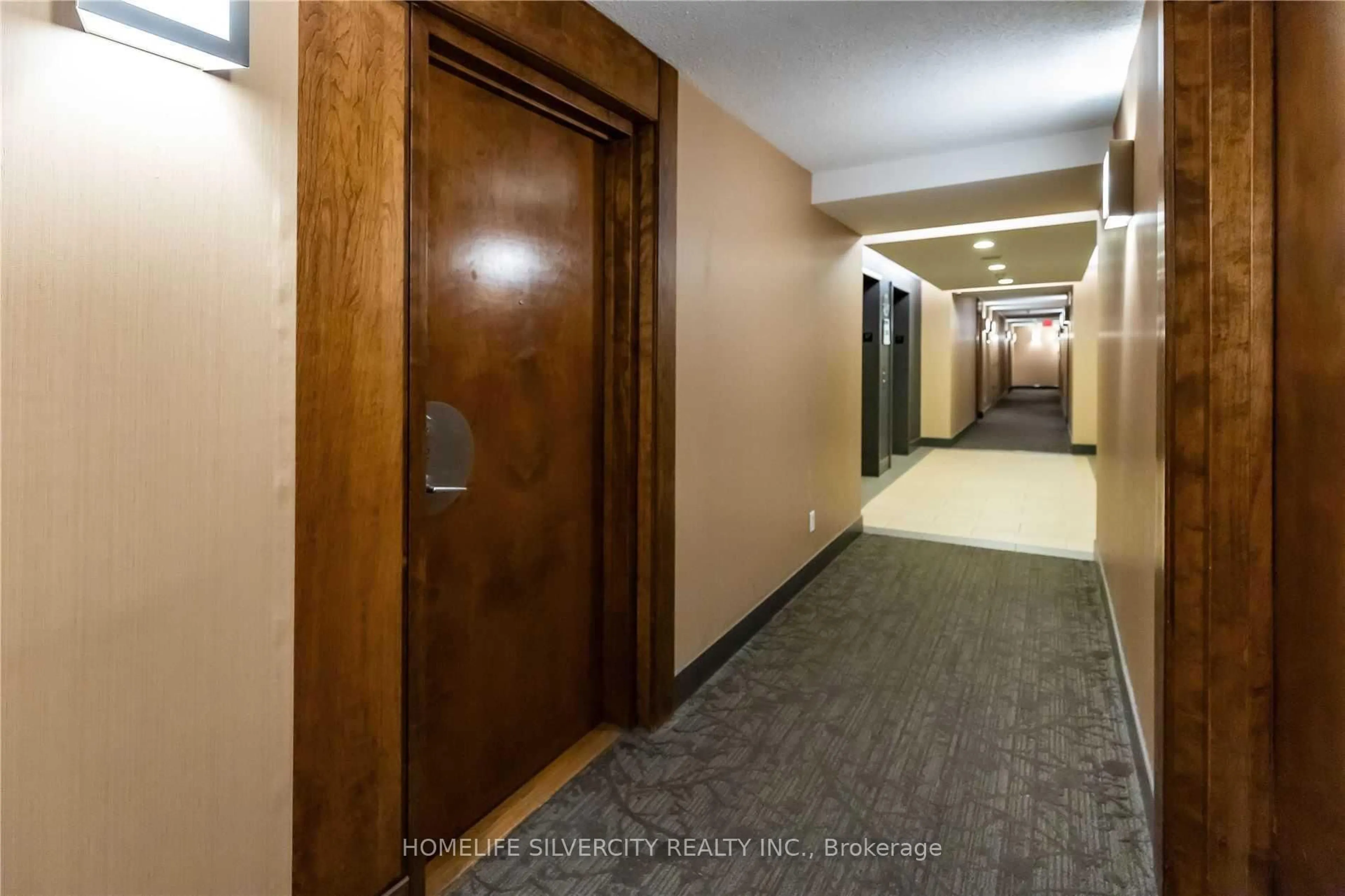 Indoor foyer for 3880 Duke of York Blvd #1712, Mississauga Ontario L5B 4M7