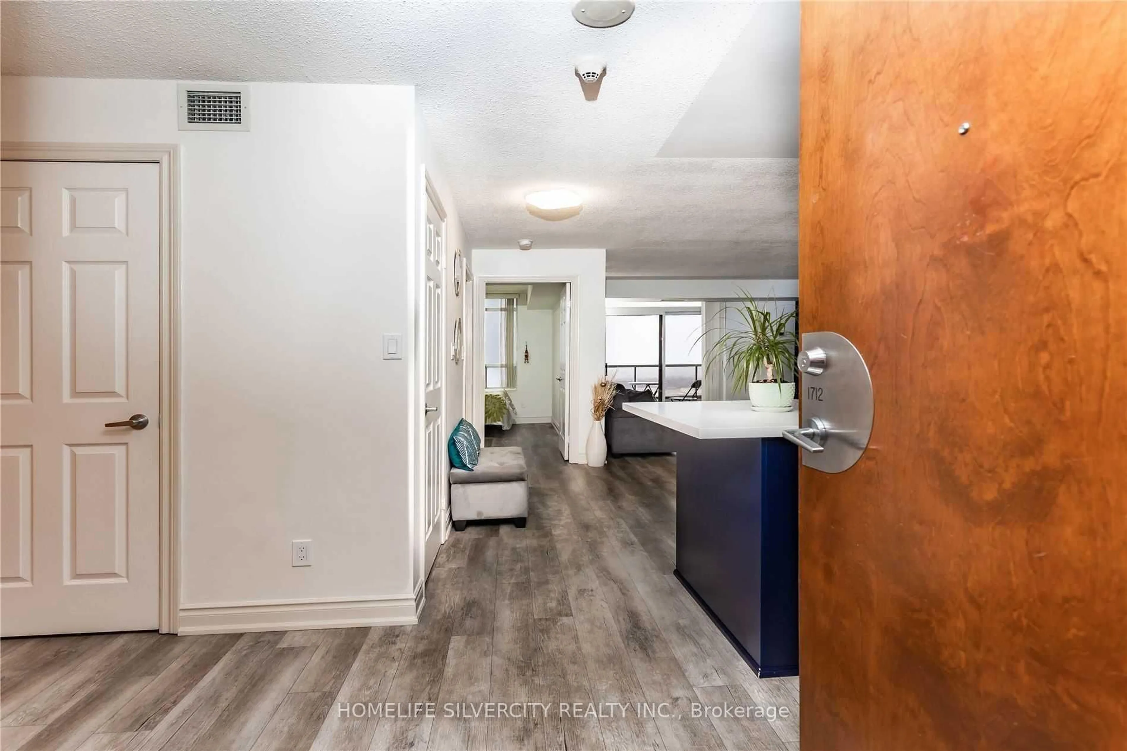 Indoor entryway for 3880 Duke of York Blvd #1712, Mississauga Ontario L5B 4M7