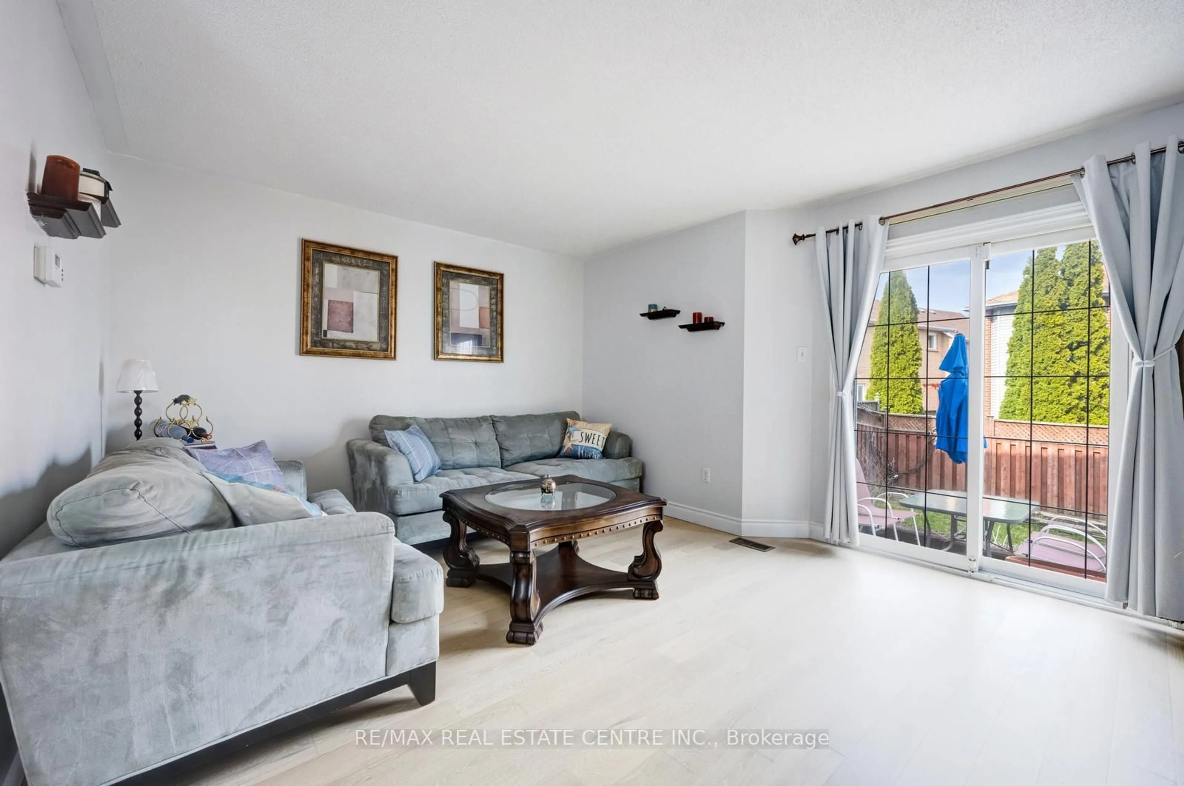 Living room with furniture, unknown for 5620 Cortina Cres, Mississauga Ontario L4Z 3R3