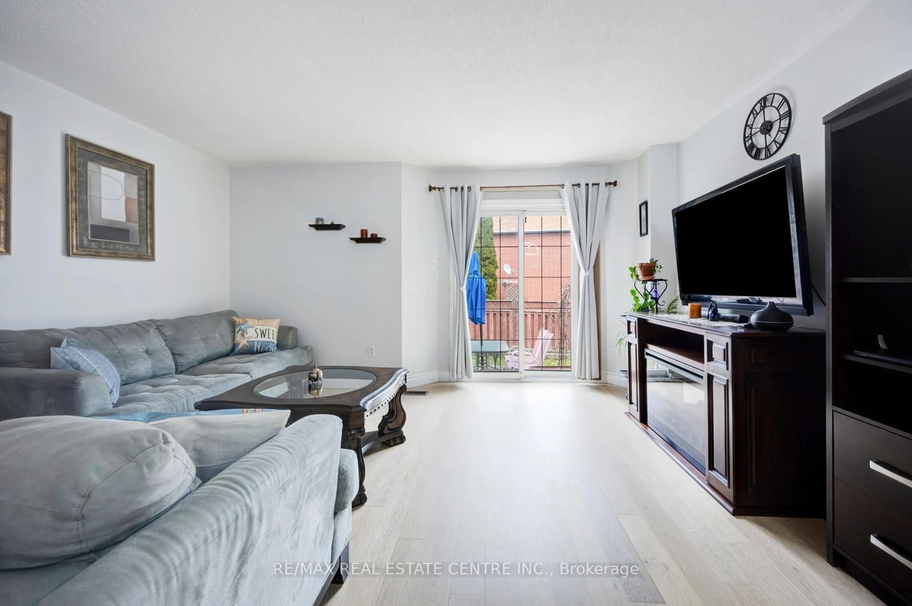 Living room with furniture, unknown for 5620 Cortina Cres, Mississauga Ontario L4Z 3R3