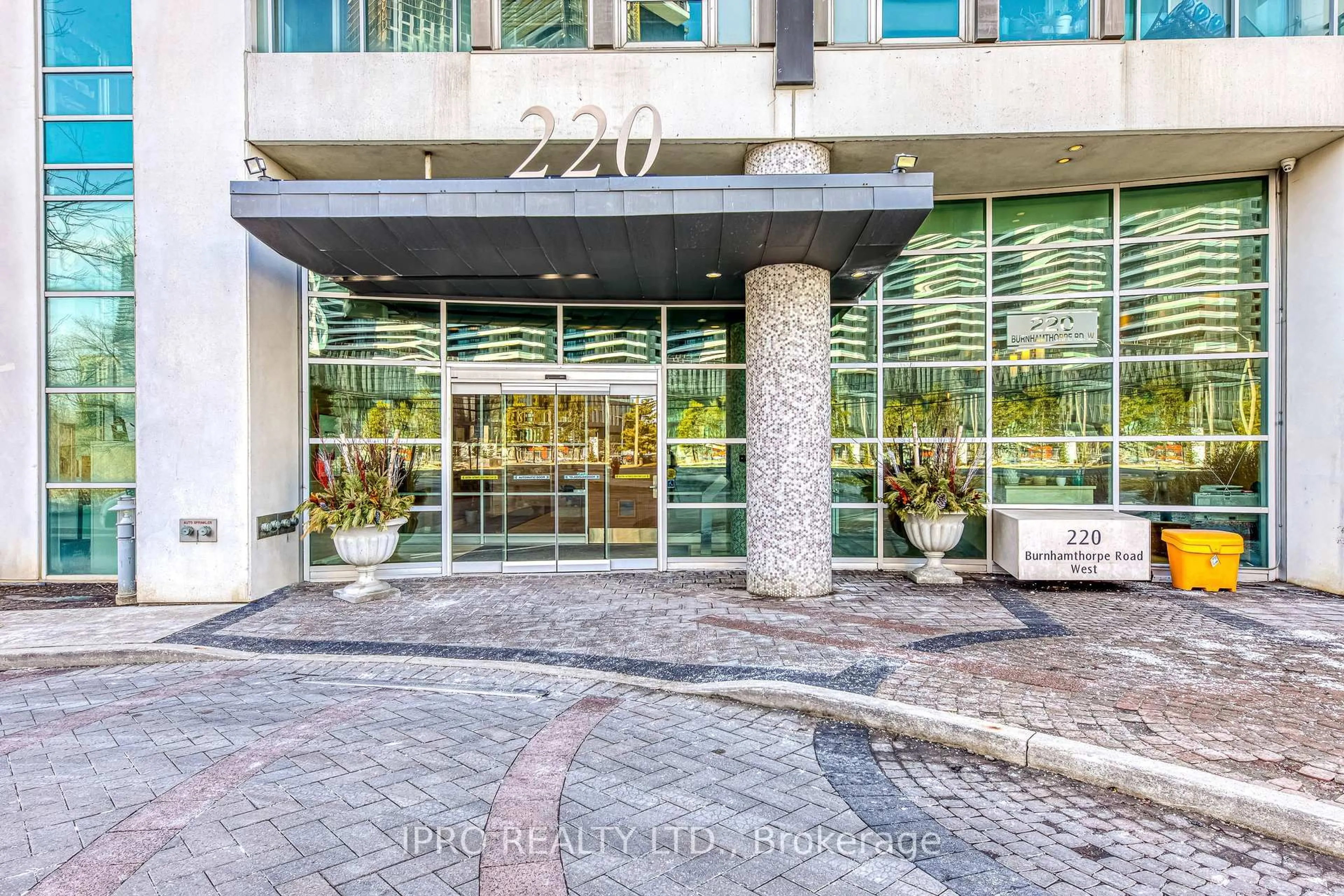 Indoor foyer for 220 Burnhamthorpe Rd #604, Mississauga Ontario L5B 4N4