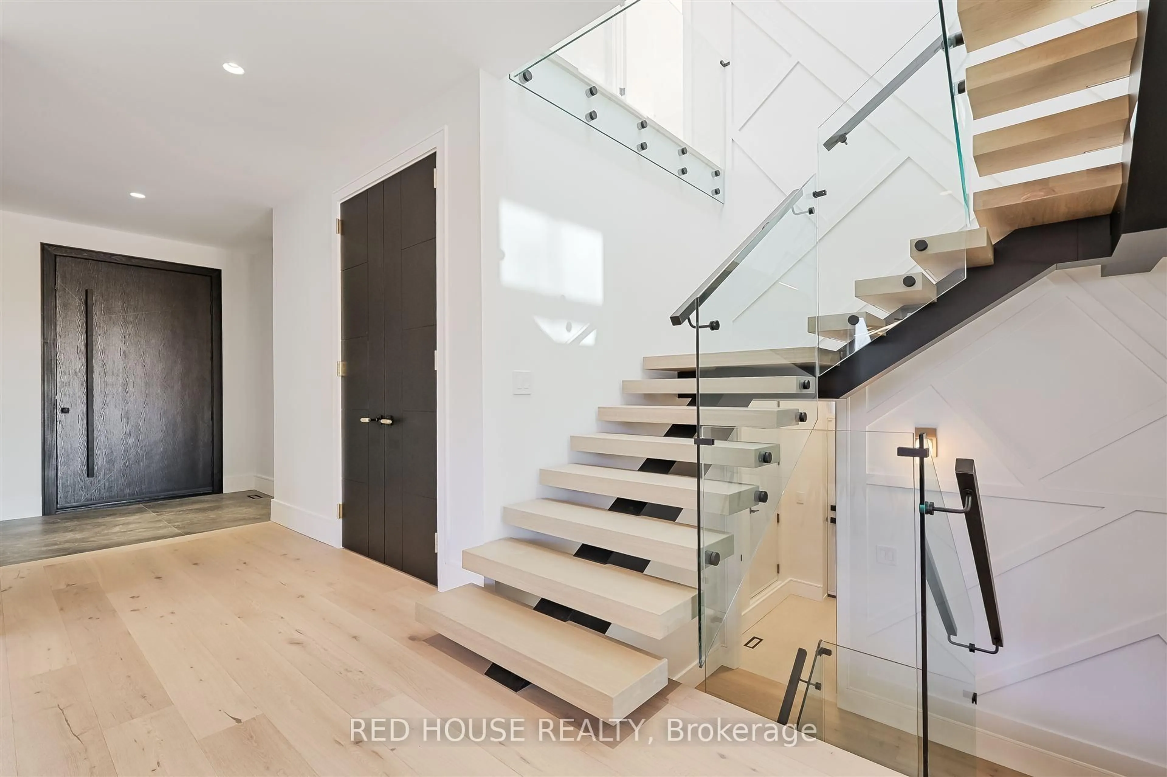 Stairs for 27 Inverleigh Dr, Toronto Ontario M8Y 3E4