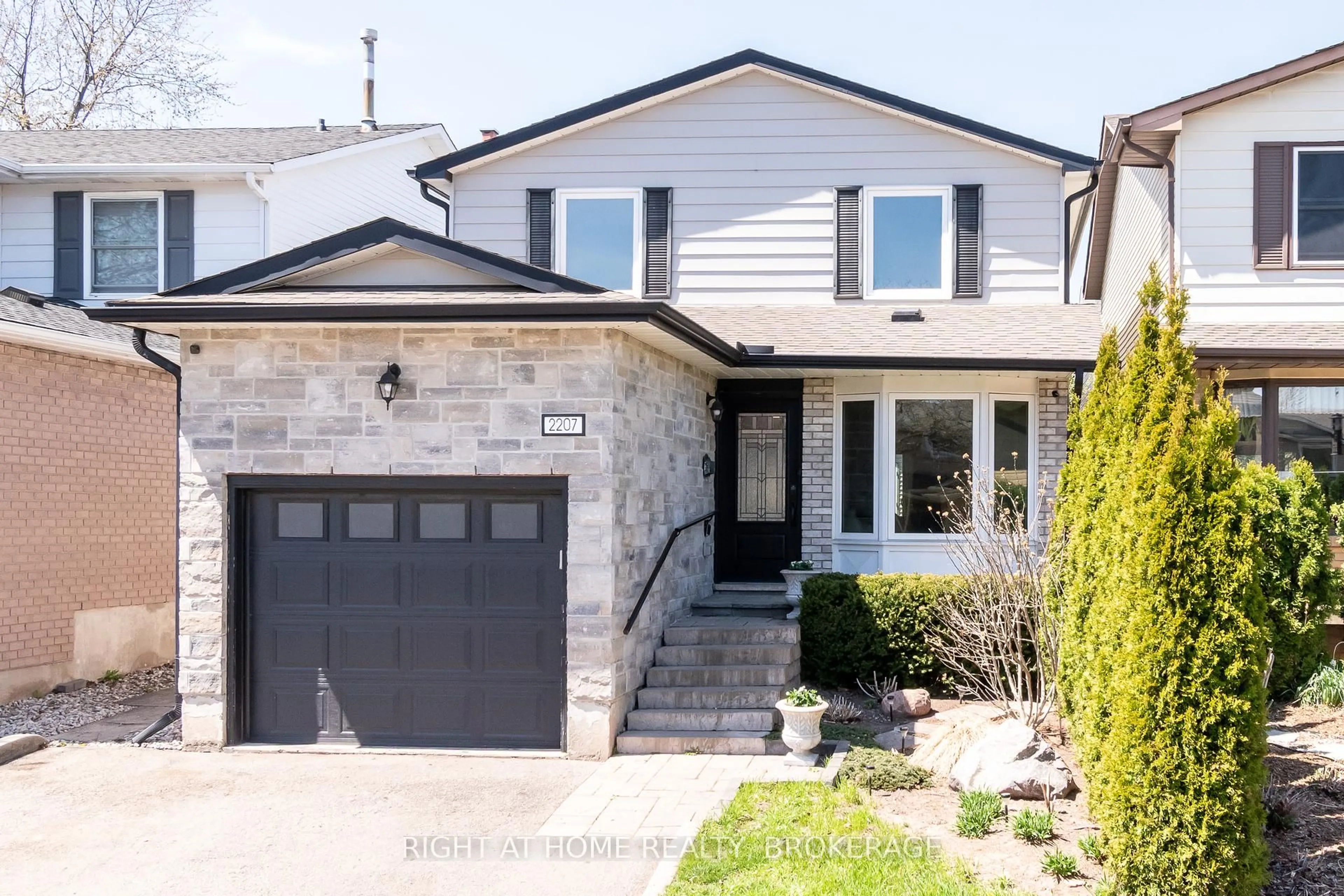 Home with brick exterior material, street for 2207 Melissa Cres, Burlington Ontario L7P 4L8