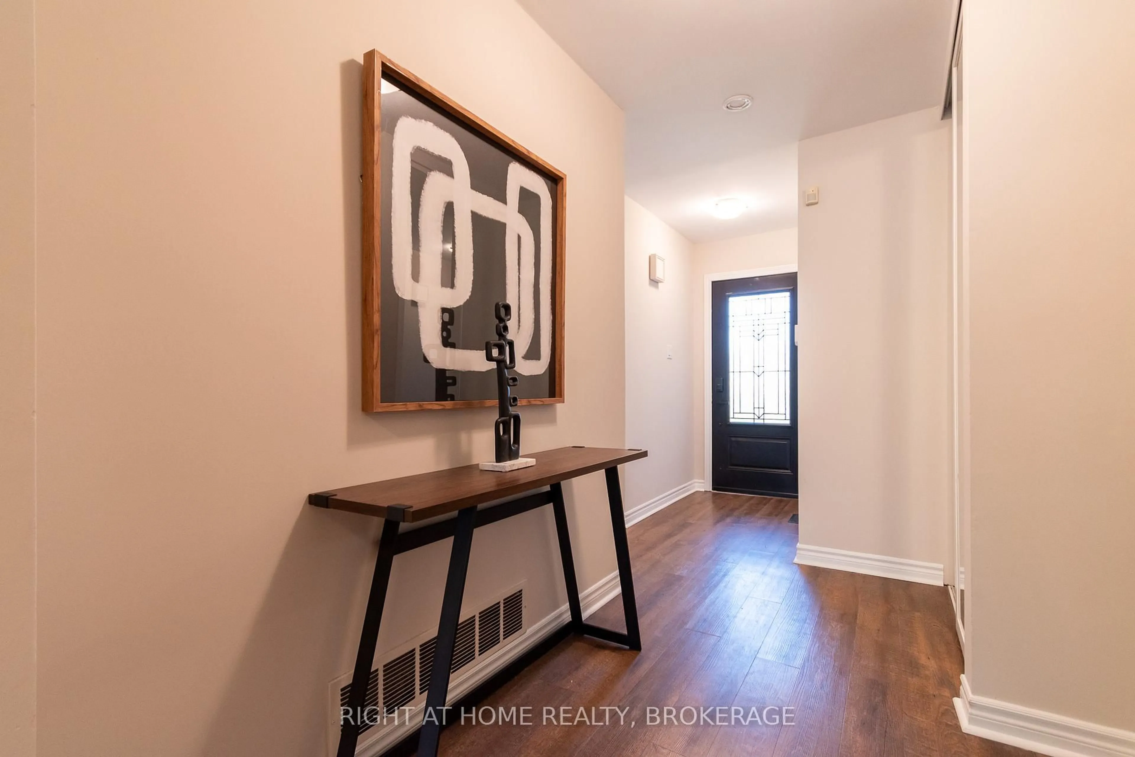 Indoor entryway for 2207 Melissa Cres, Burlington Ontario L7P 4L8