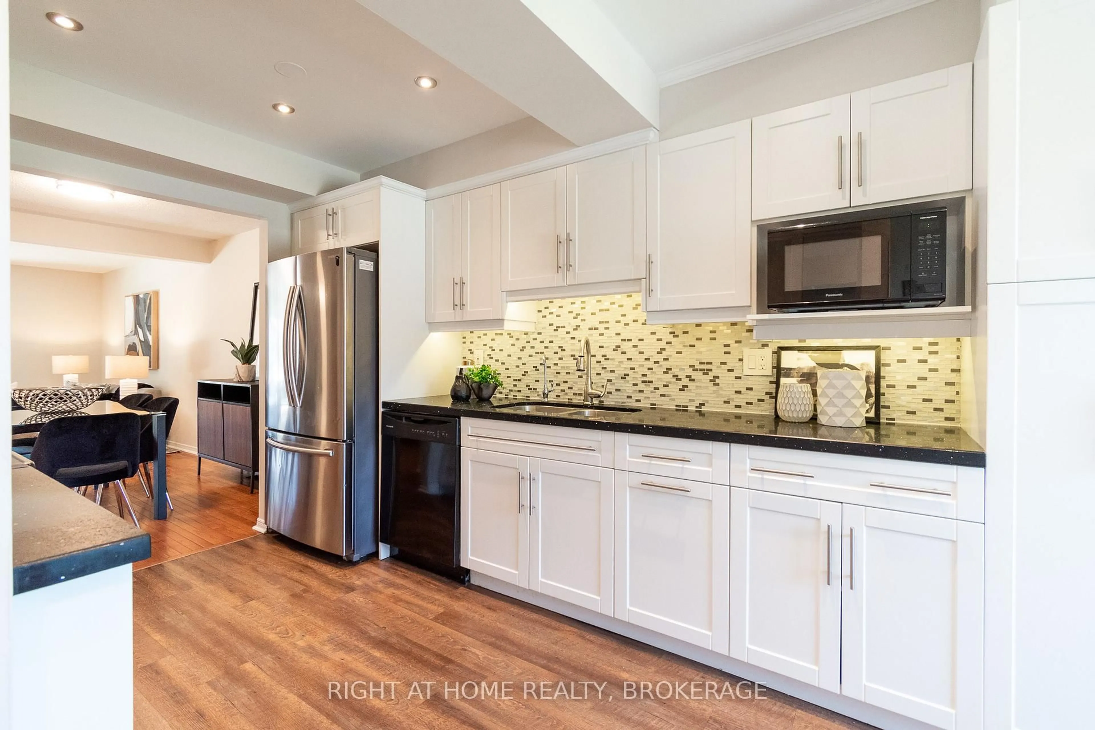 Contemporary kitchen, unknown for 2207 Melissa Cres, Burlington Ontario L7P 4L8