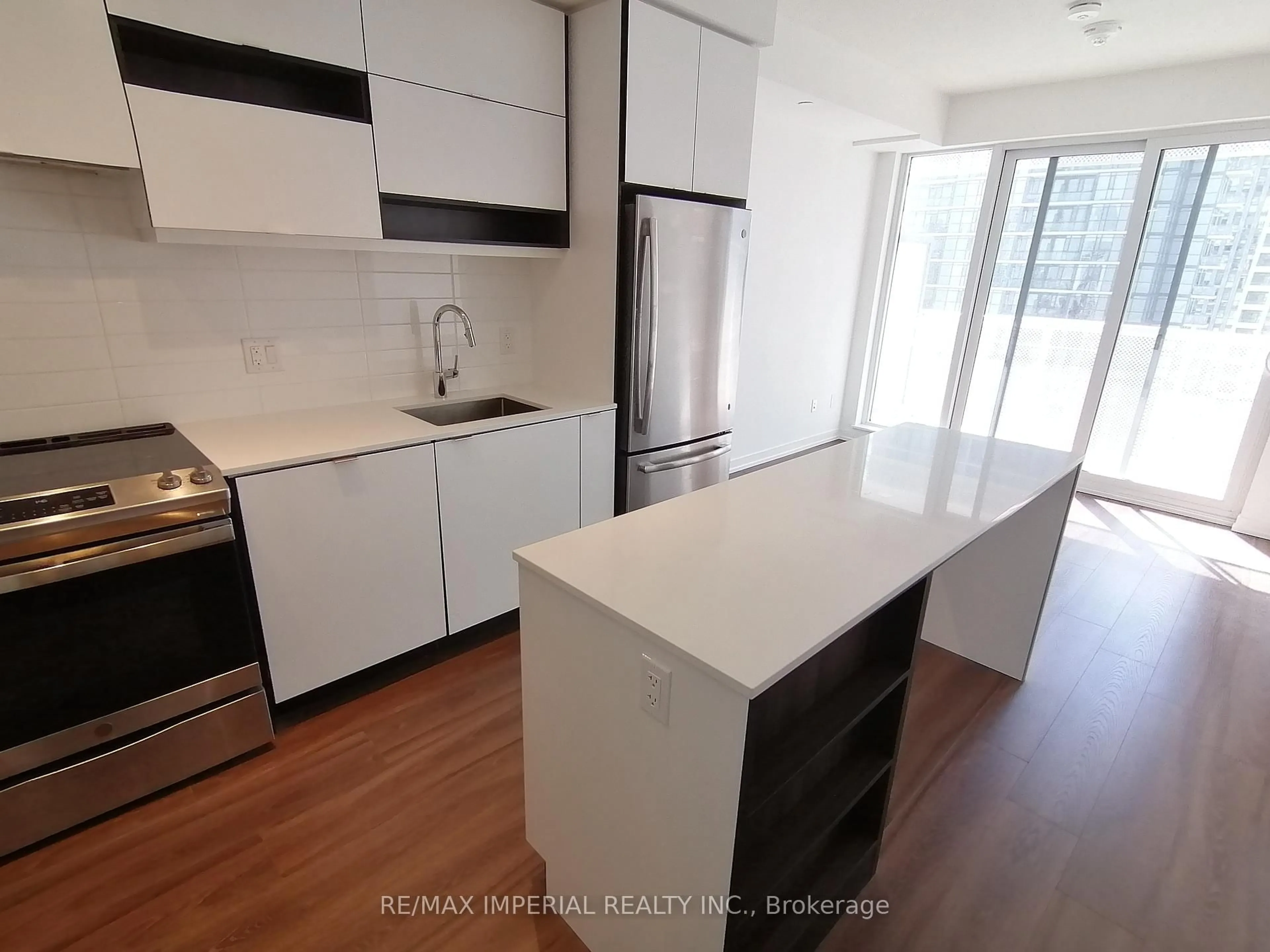 Standard kitchen, unknown for 4065 Confederation Pkwy #2012, Mississauga Ontario L5B 0L4