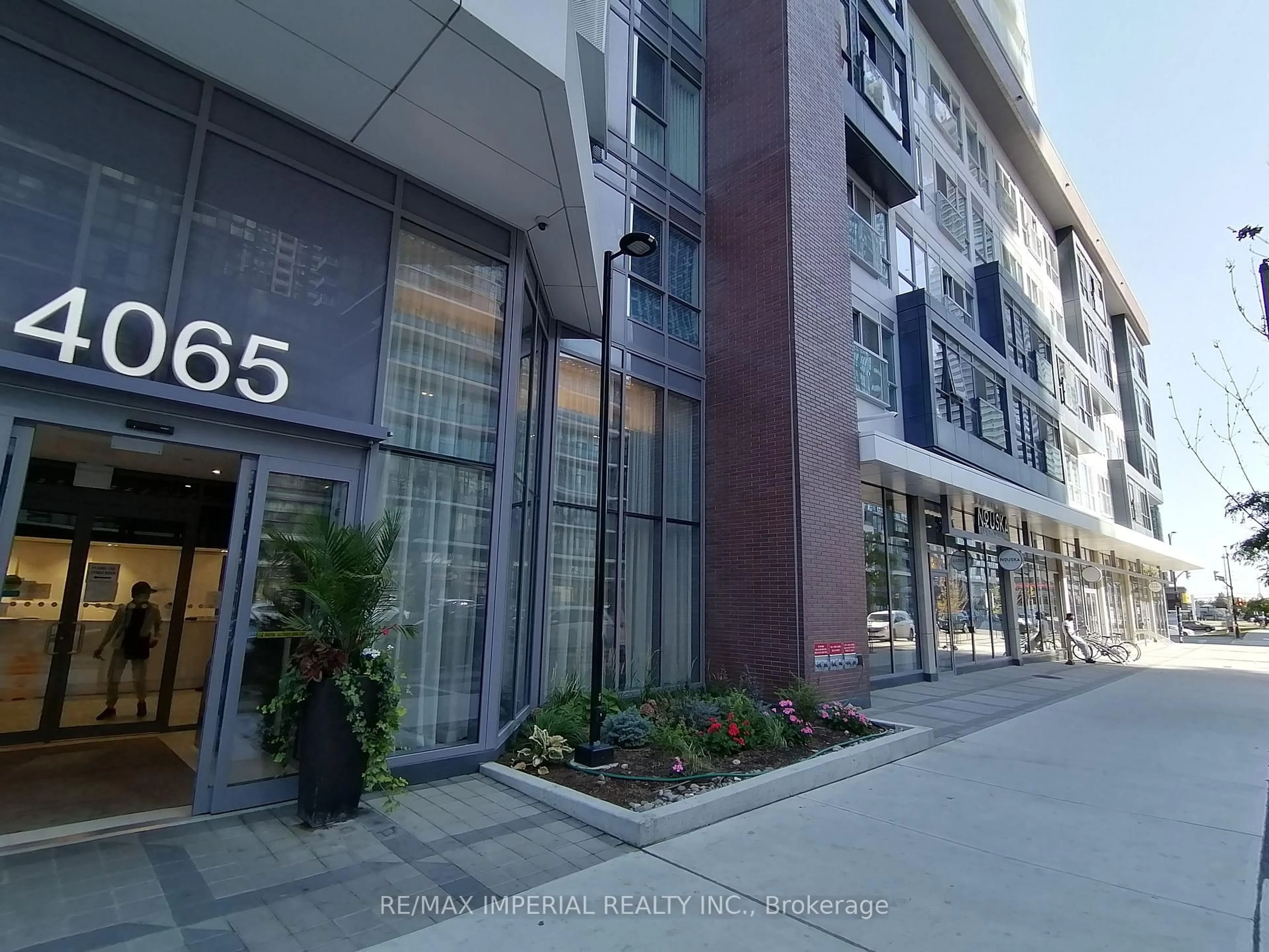 Indoor foyer for 4065 Confederation Pkwy #2012, Mississauga Ontario L5B 0L4