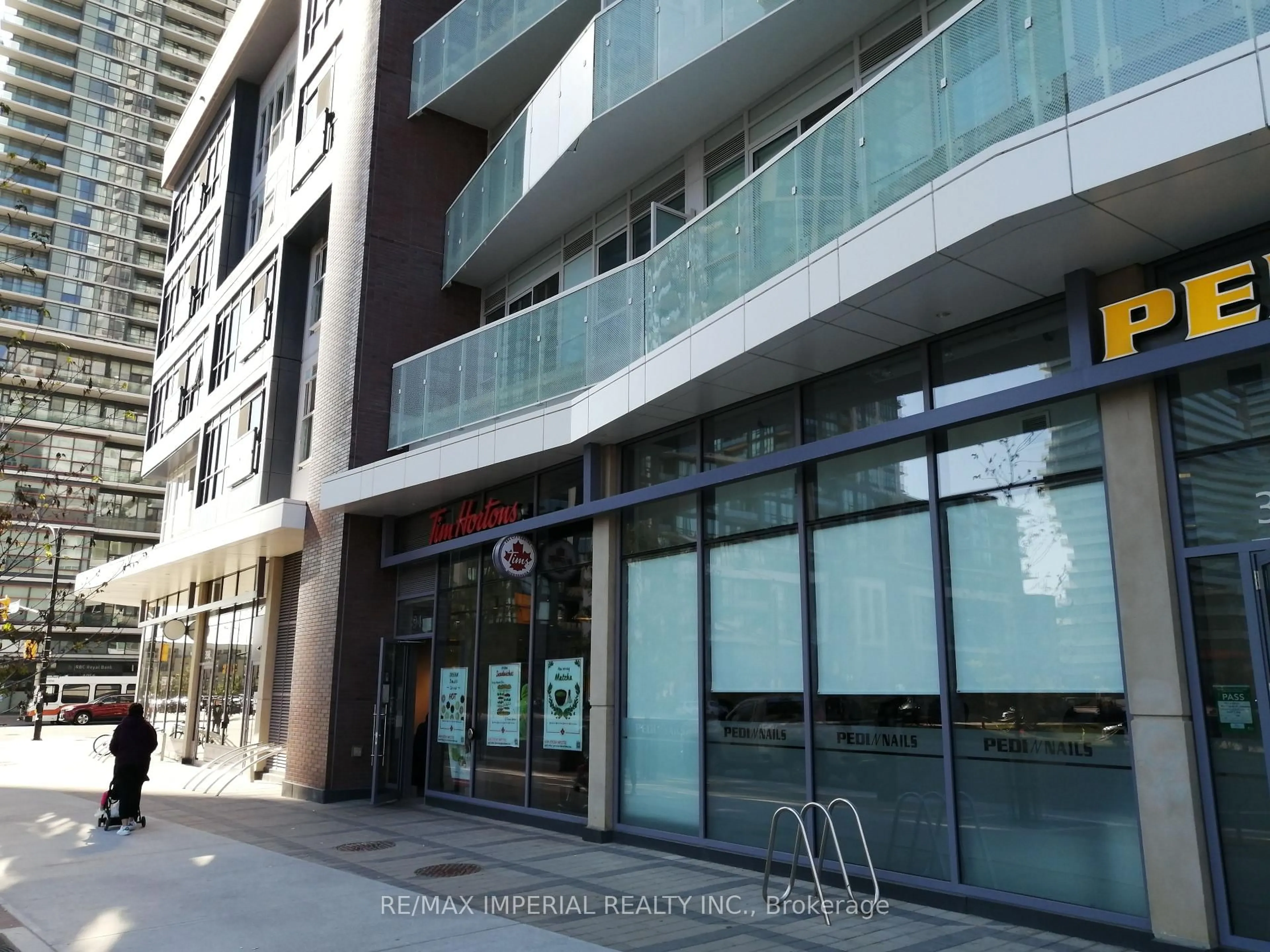 Indoor foyer for 4065 Confederation Pkwy #2012, Mississauga Ontario L5B 0L4