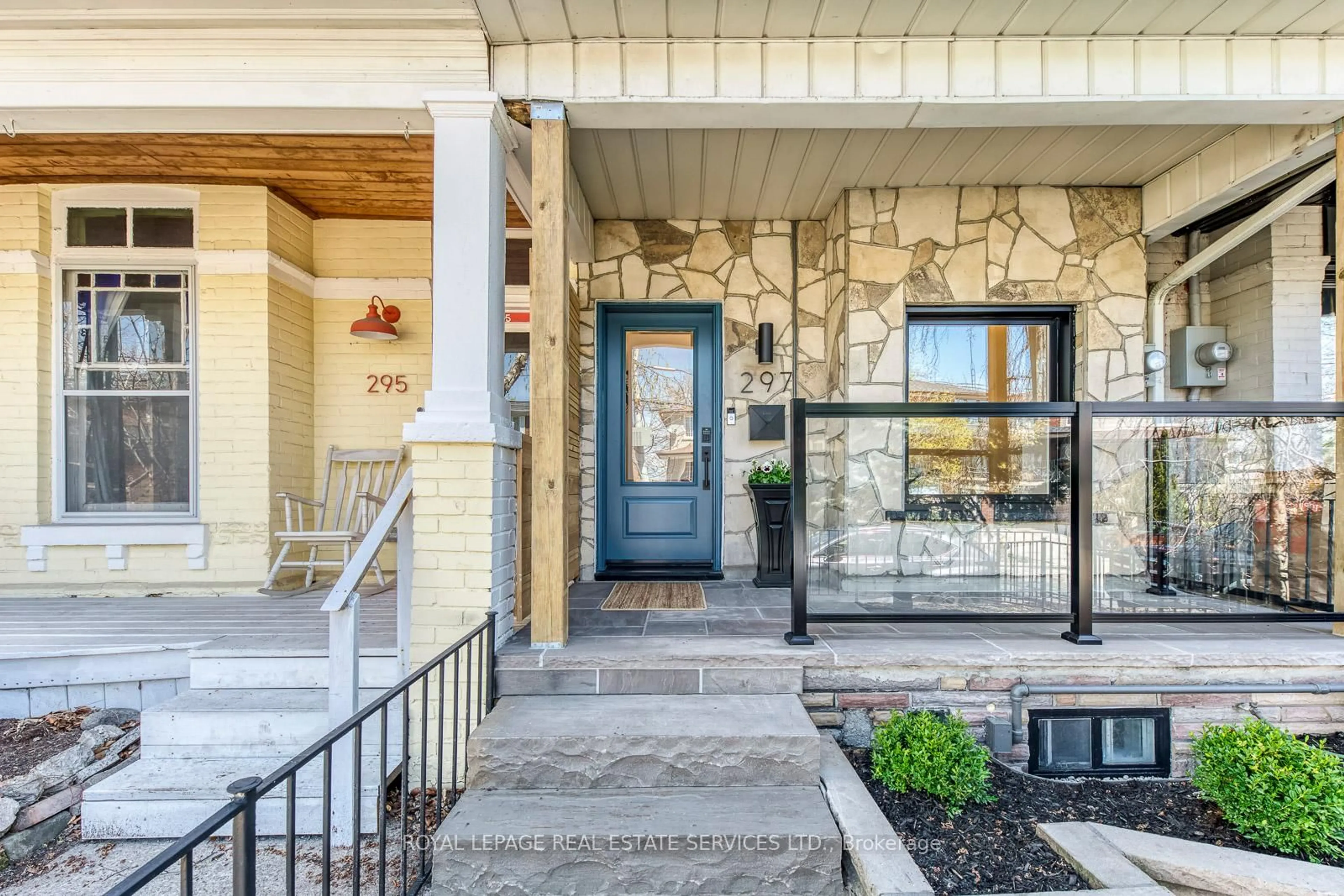 Indoor entryway for 297 Maria St, Toronto Ontario M6P 1W6
