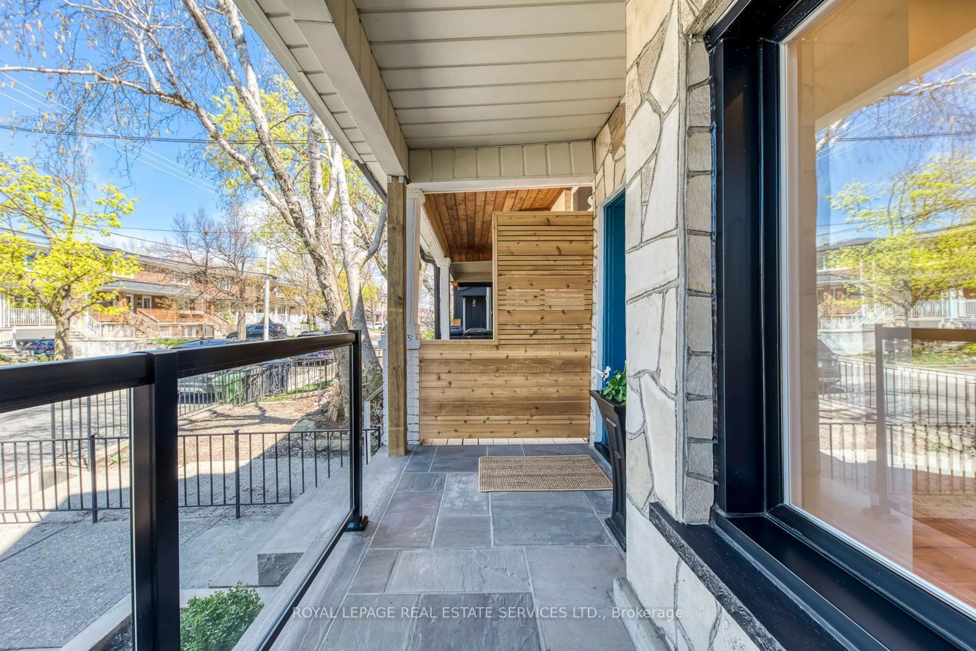 Indoor entryway for 297 Maria St, Toronto Ontario M6P 1W6