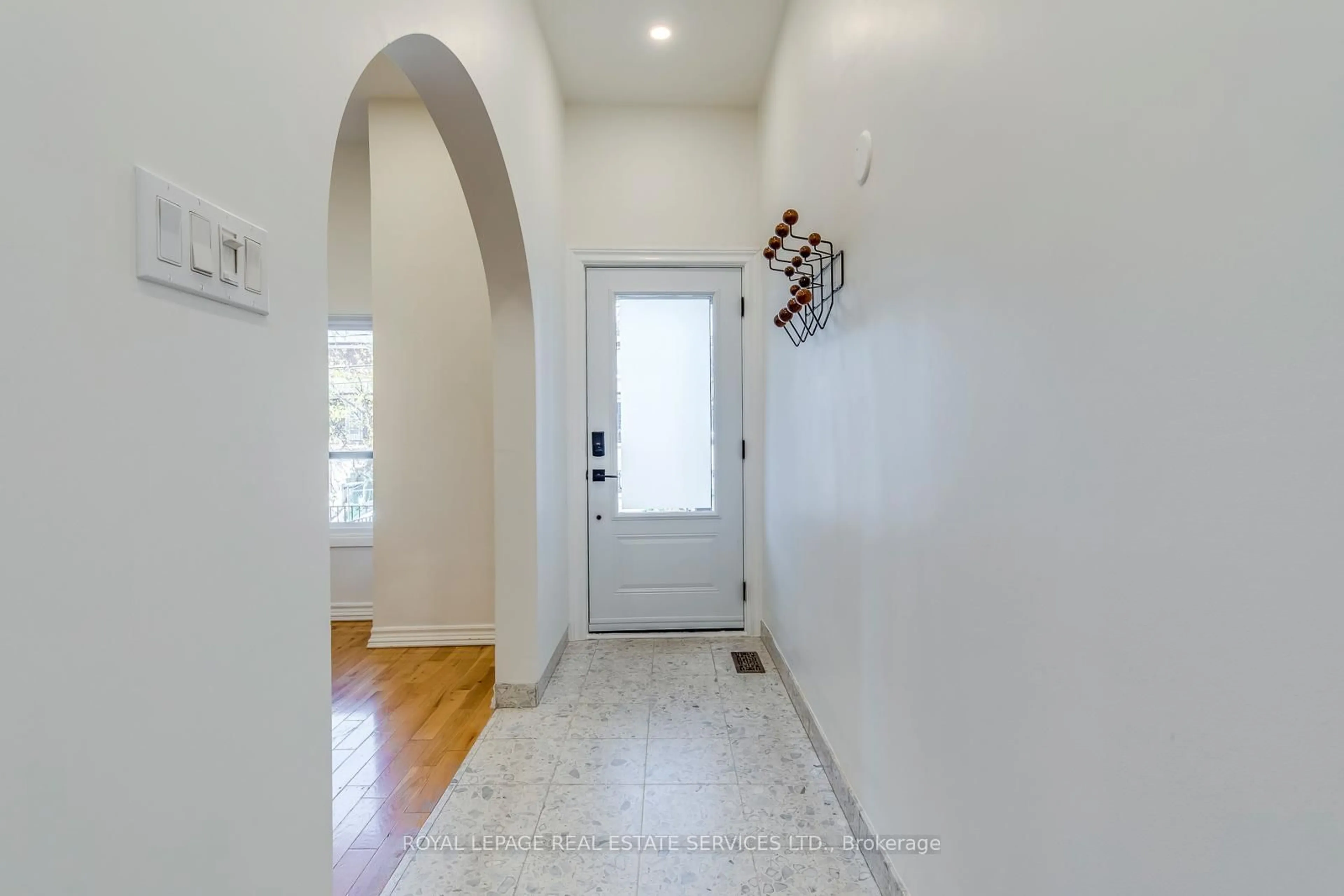 Indoor entryway for 297 Maria St, Toronto Ontario M6P 1W6