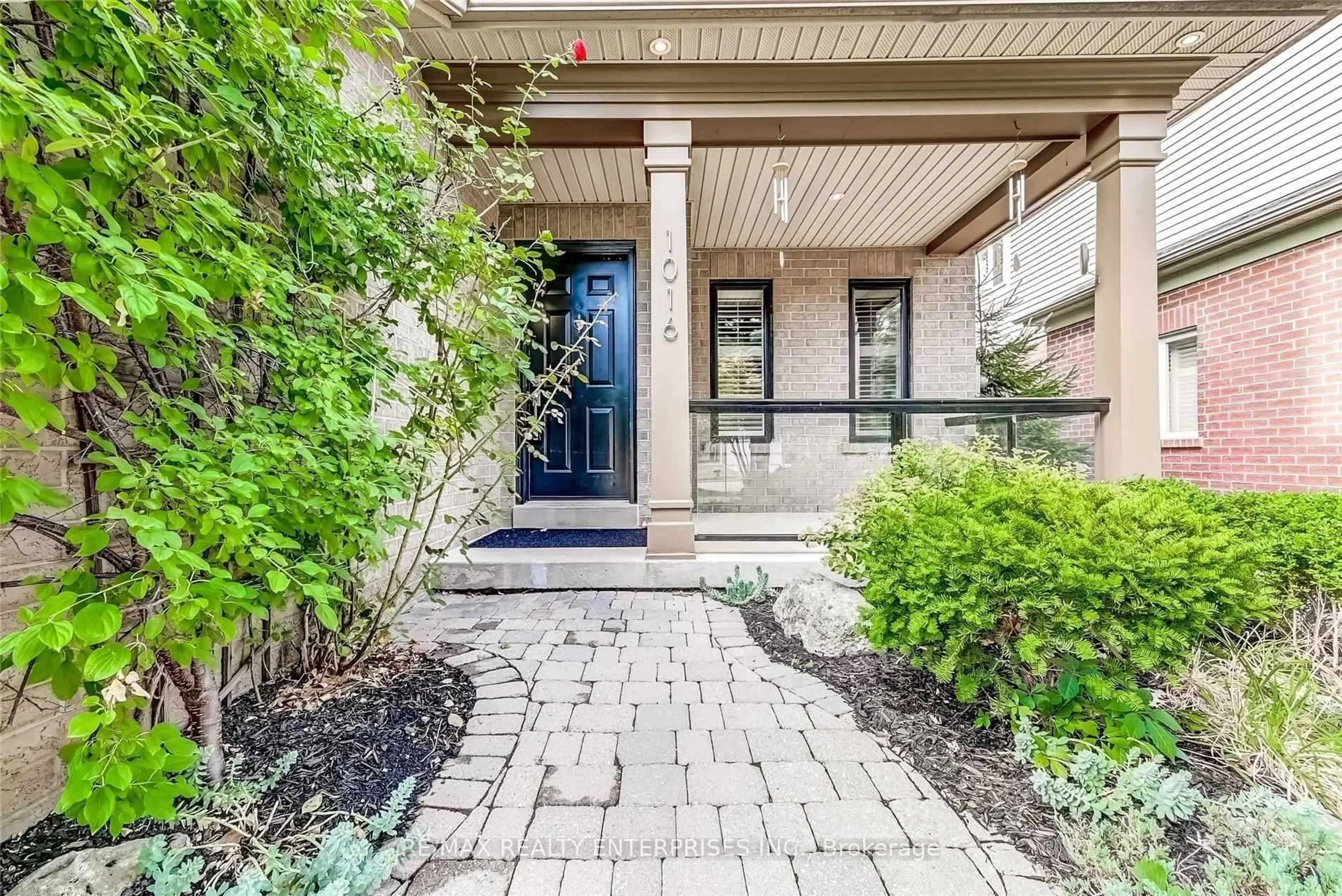 Unknown for 1016 Queen St, Mississauga Ontario L5H 4J7