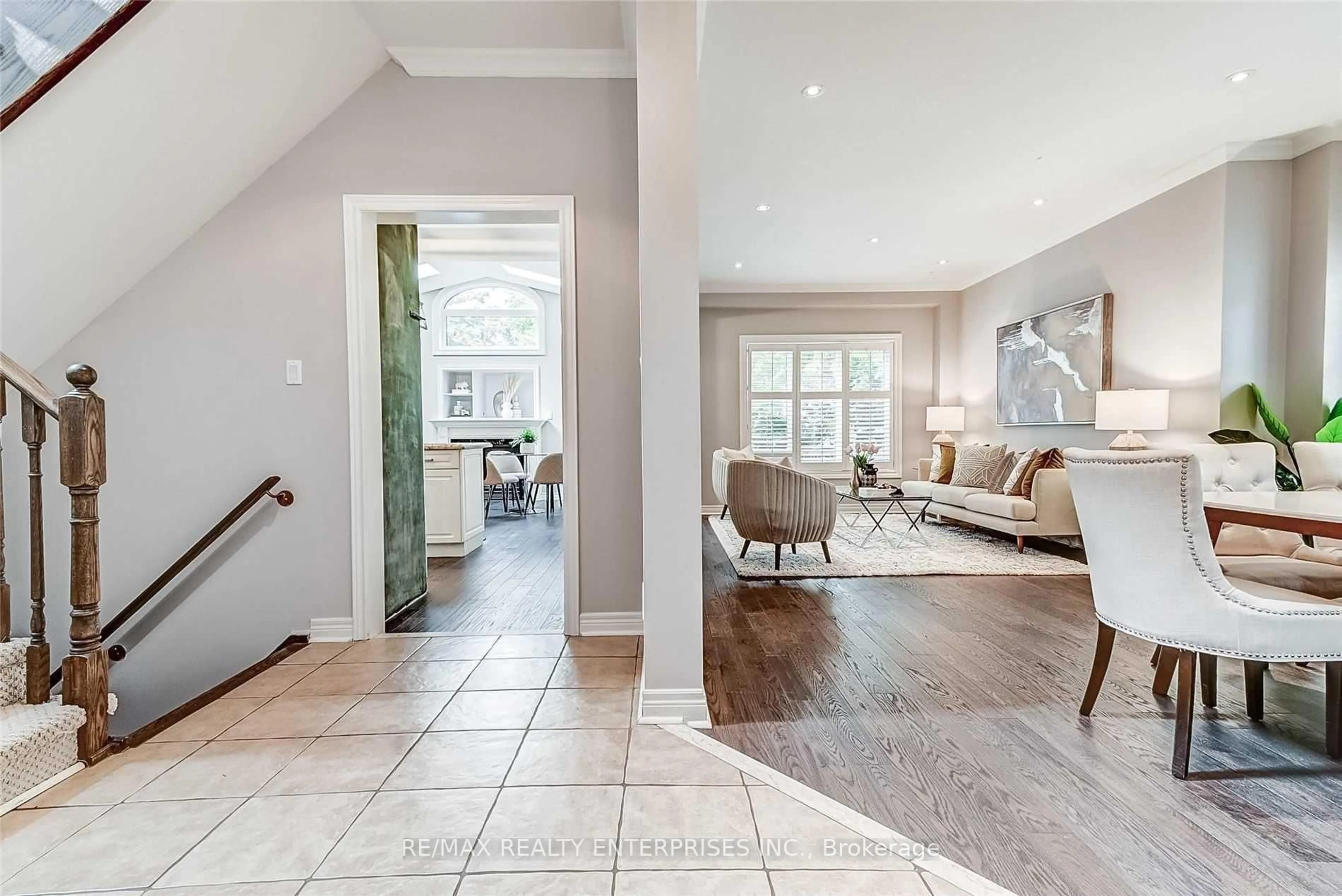 Indoor entryway for 1016 Queen St, Mississauga Ontario L5H 4J7